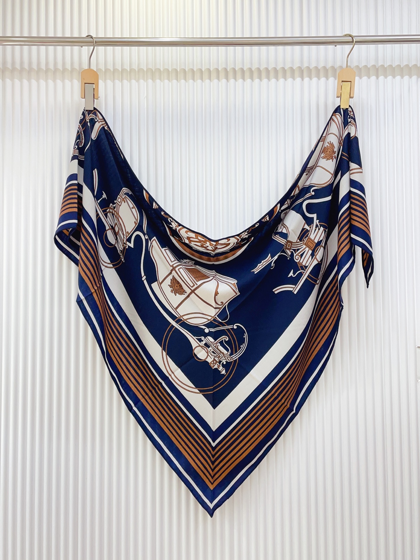 ✨✨【加厚丝毛款 双面同色】上新💏顶级H家专柜最新款【藏书章 大三角巾】多功能三角巾 🎀🎀，色彩明丽，格