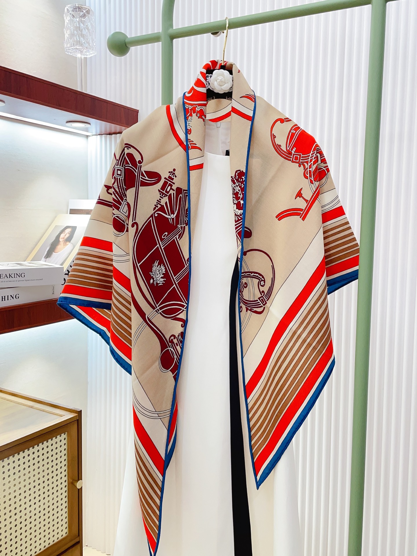 ✨✨【加厚丝毛款 双面同色】上新💏顶级H家专柜最新款【藏书章 大三角巾】多功能三角巾 🎀🎀，色彩明丽，格