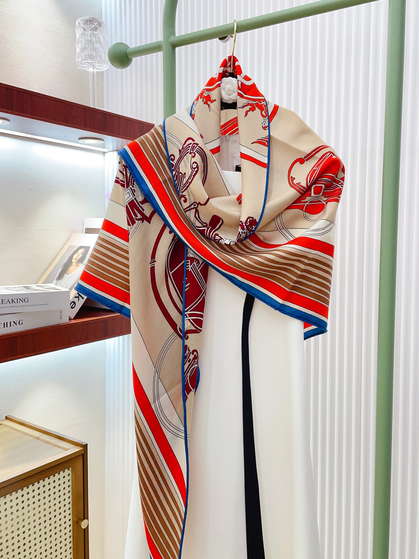 ✨✨【加厚丝毛款 双面同色】上新💏顶级H家专柜最新款【藏书章 大三角巾】多功能三角巾 🎀🎀，色彩明丽，格