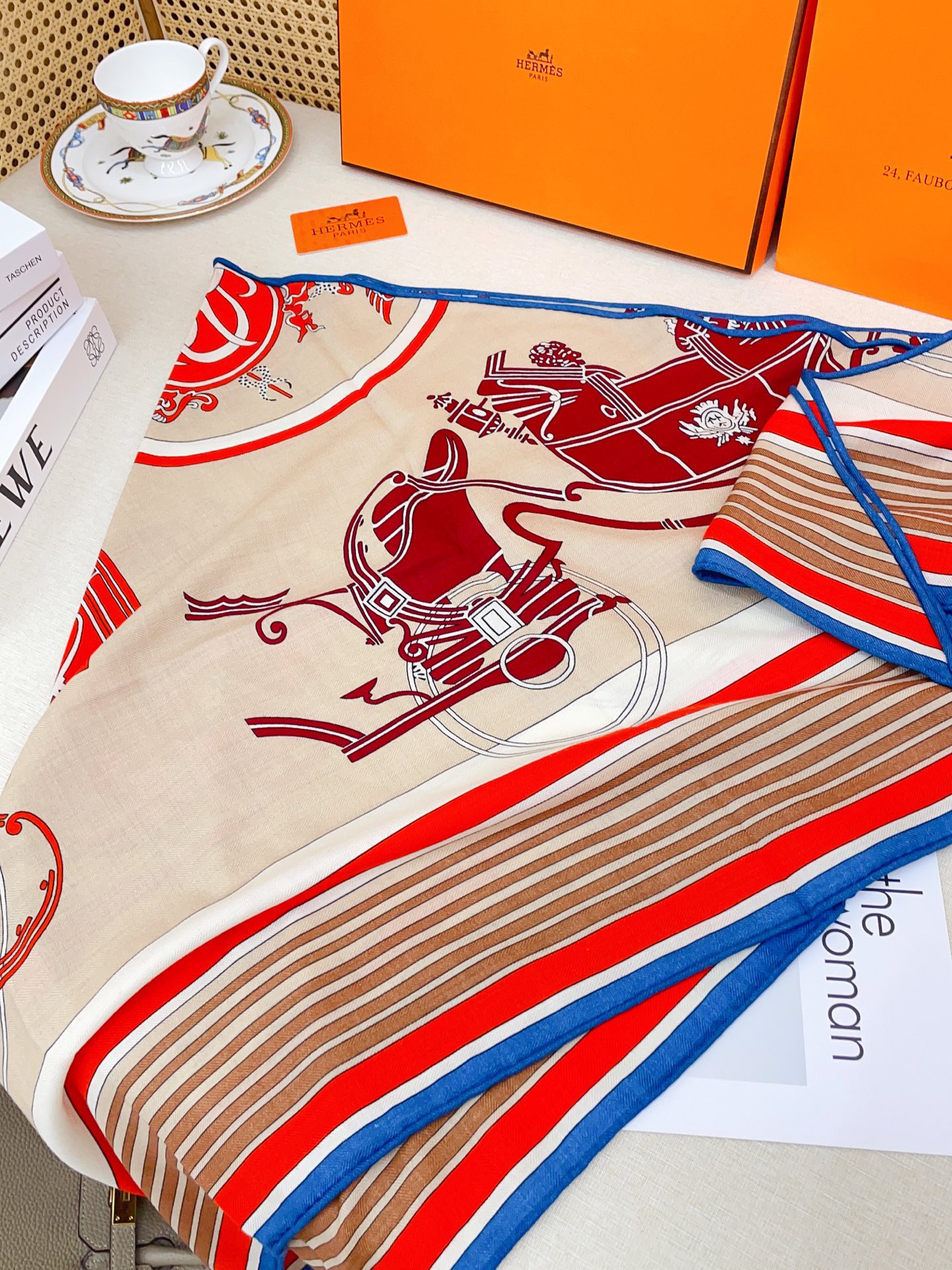 ✨✨【加厚丝毛款 双面同色】上新💏顶级H家专柜最新款【藏书章 大三角巾】多功能三角巾 🎀🎀，色彩明丽，格