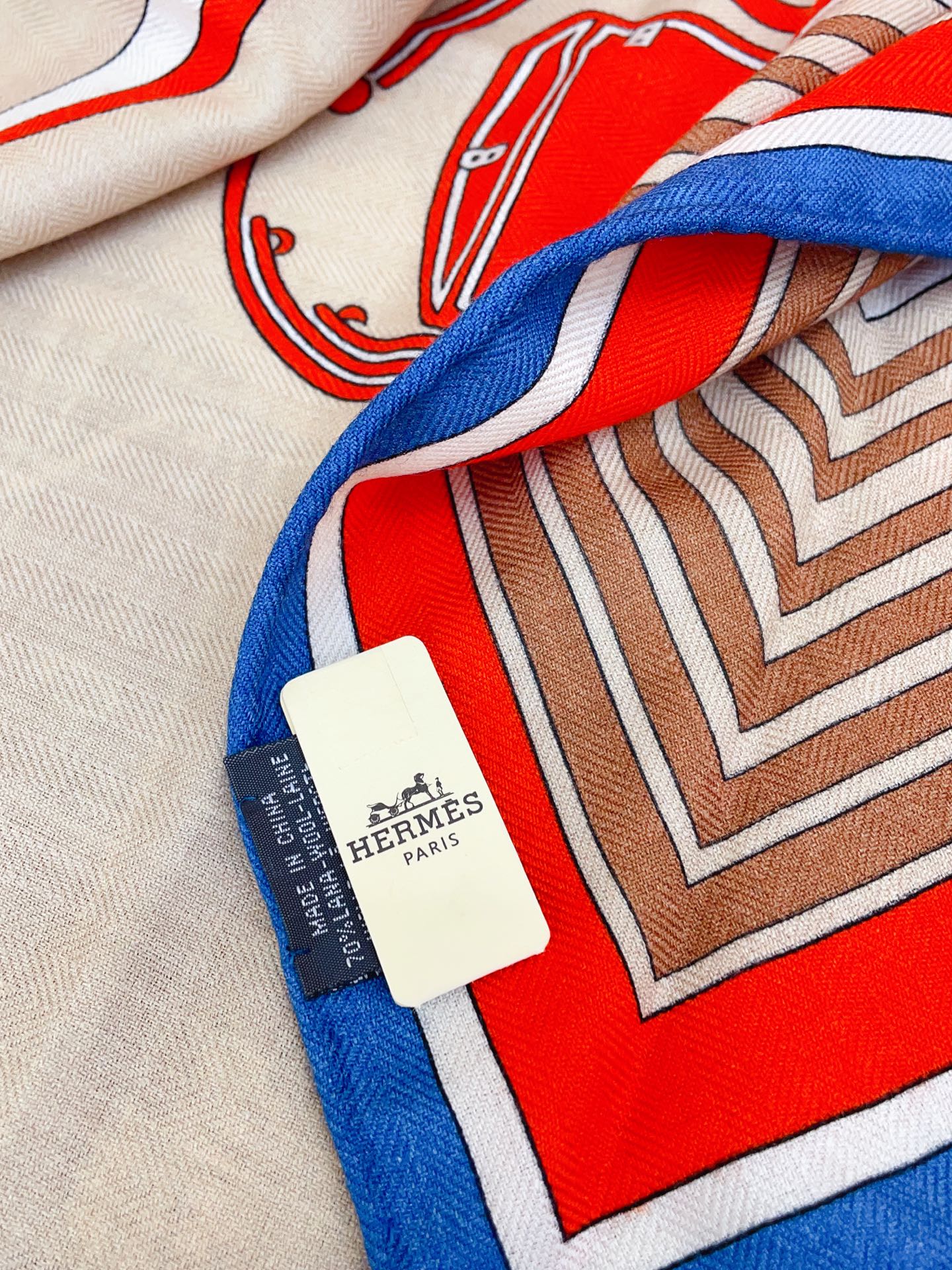 ✨✨【加厚丝毛款 双面同色】上新💏顶级H家专柜最新款【藏书章 大三角巾】多功能三角巾 🎀🎀，色彩明丽，格