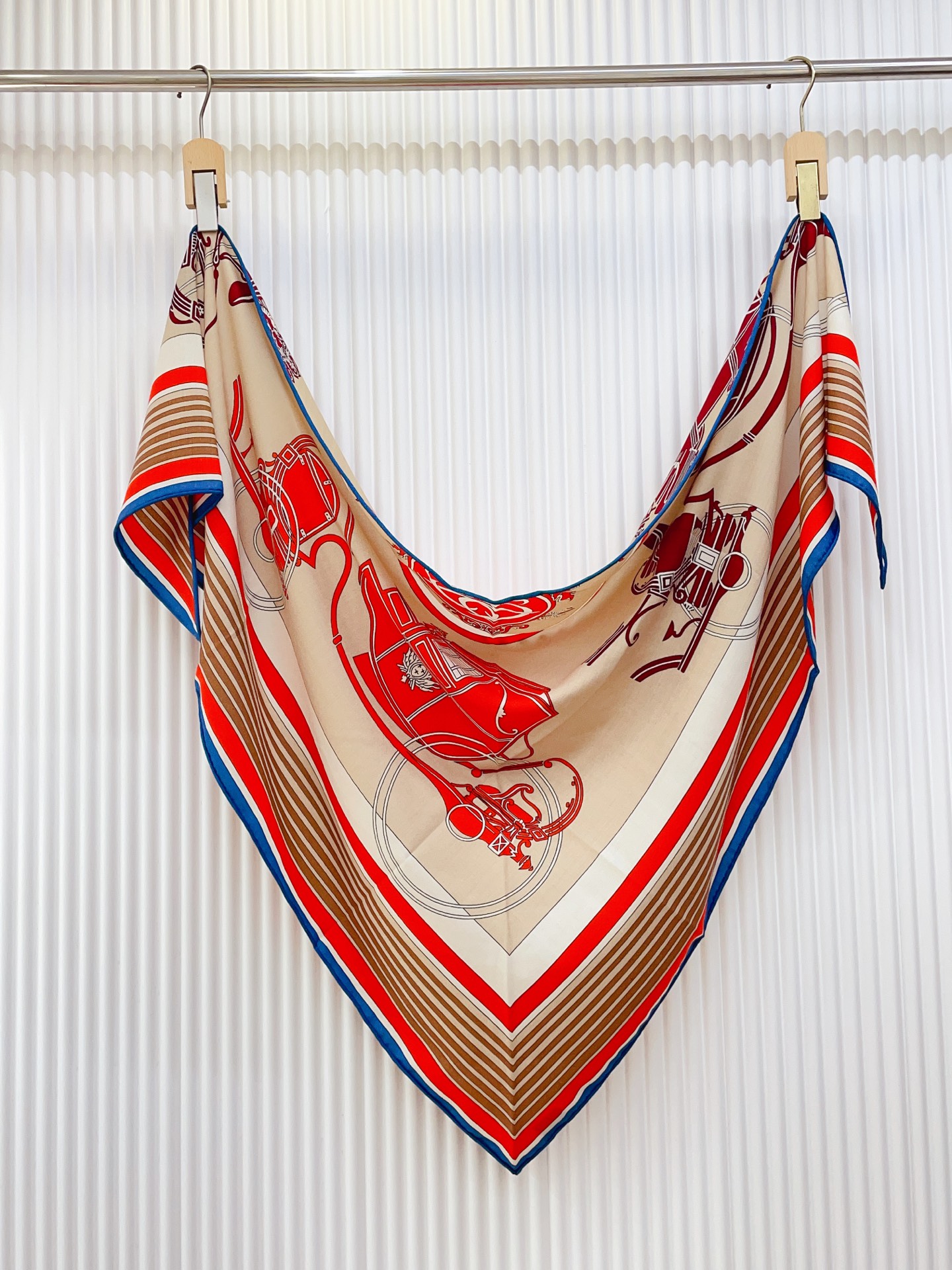 ✨✨【加厚丝毛款 双面同色】上新💏顶级H家专柜最新款【藏书章 大三角巾】多功能三角巾 🎀🎀，色彩明丽，格