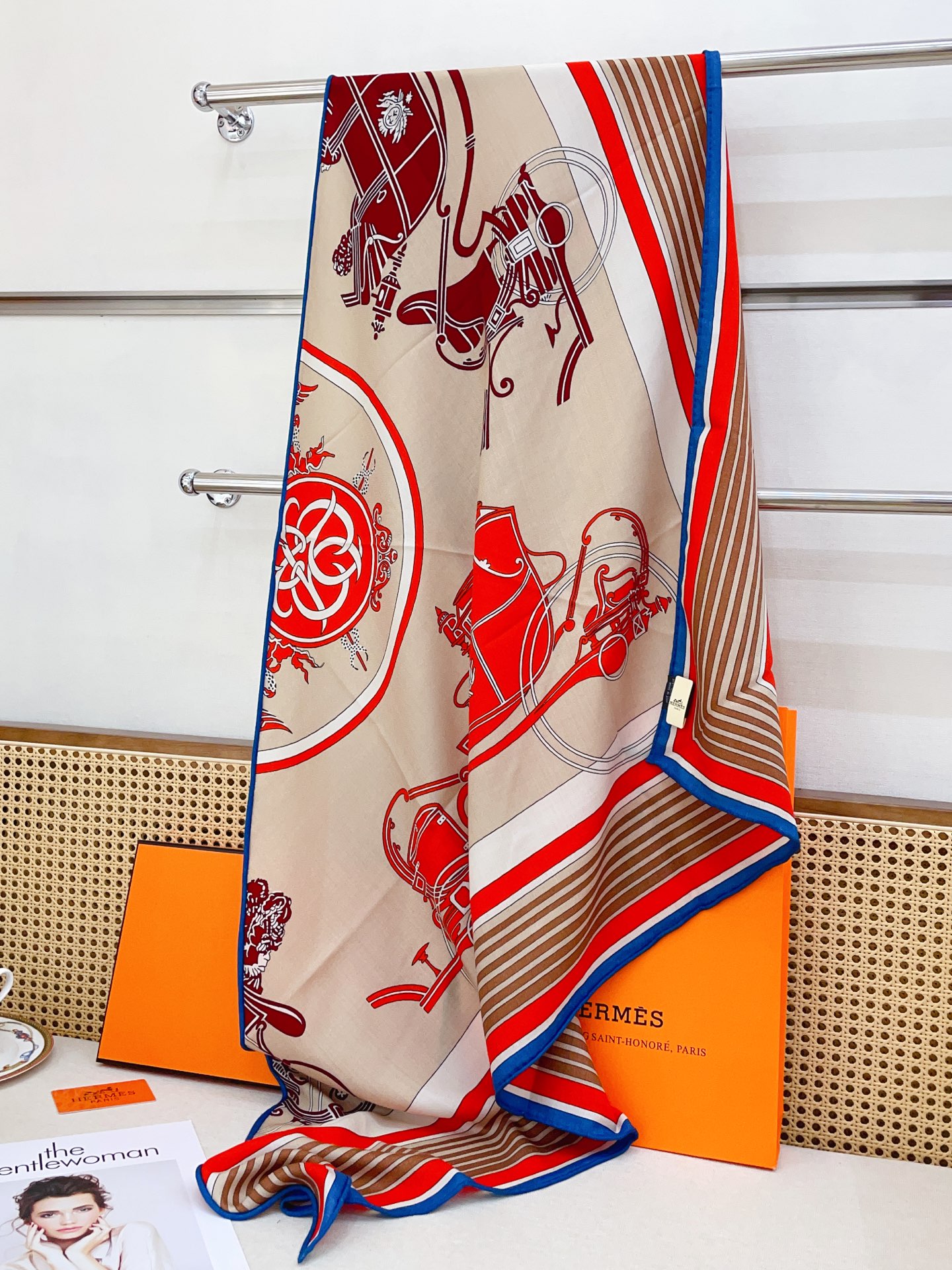 ✨✨【加厚丝毛款 双面同色】上新💏顶级H家专柜最新款【藏书章 大三角巾】多功能三角巾 🎀🎀，色彩明丽，格