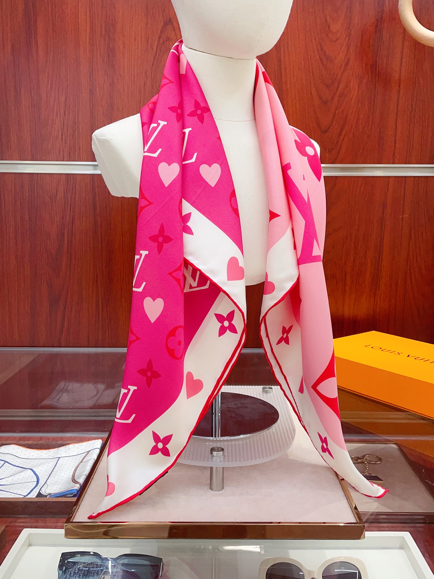 ✨✨【16姆米 单面】上身效果疯狂的喜欢❗️专柜也是刚刚上架的，L*最最新款~非常有看头，L的这类元素一