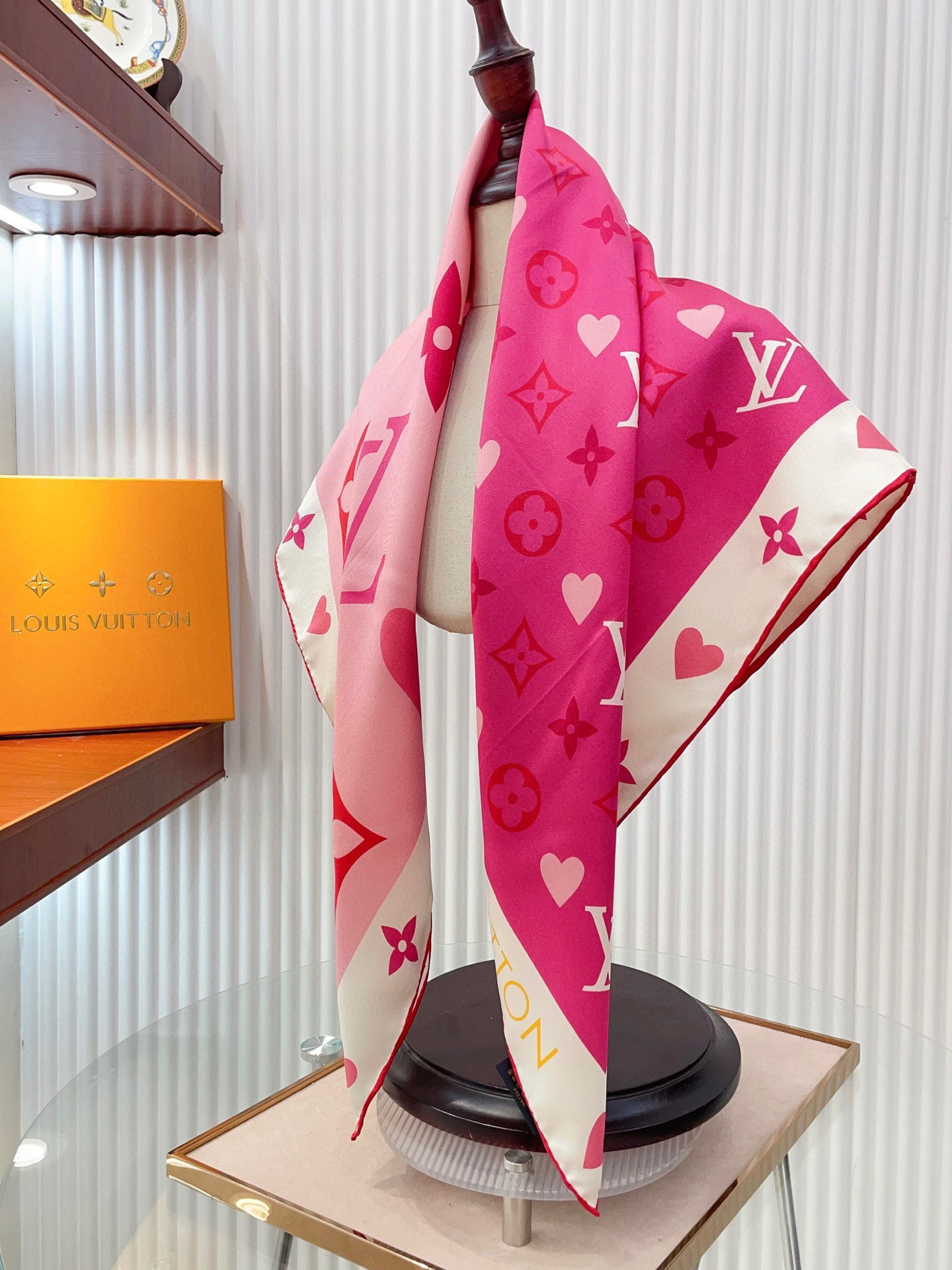 ✨✨【16姆米 单面】上身效果疯狂的喜欢❗️专柜也是刚刚上架的，L*最最新款~非常有看头，L的这类元素一