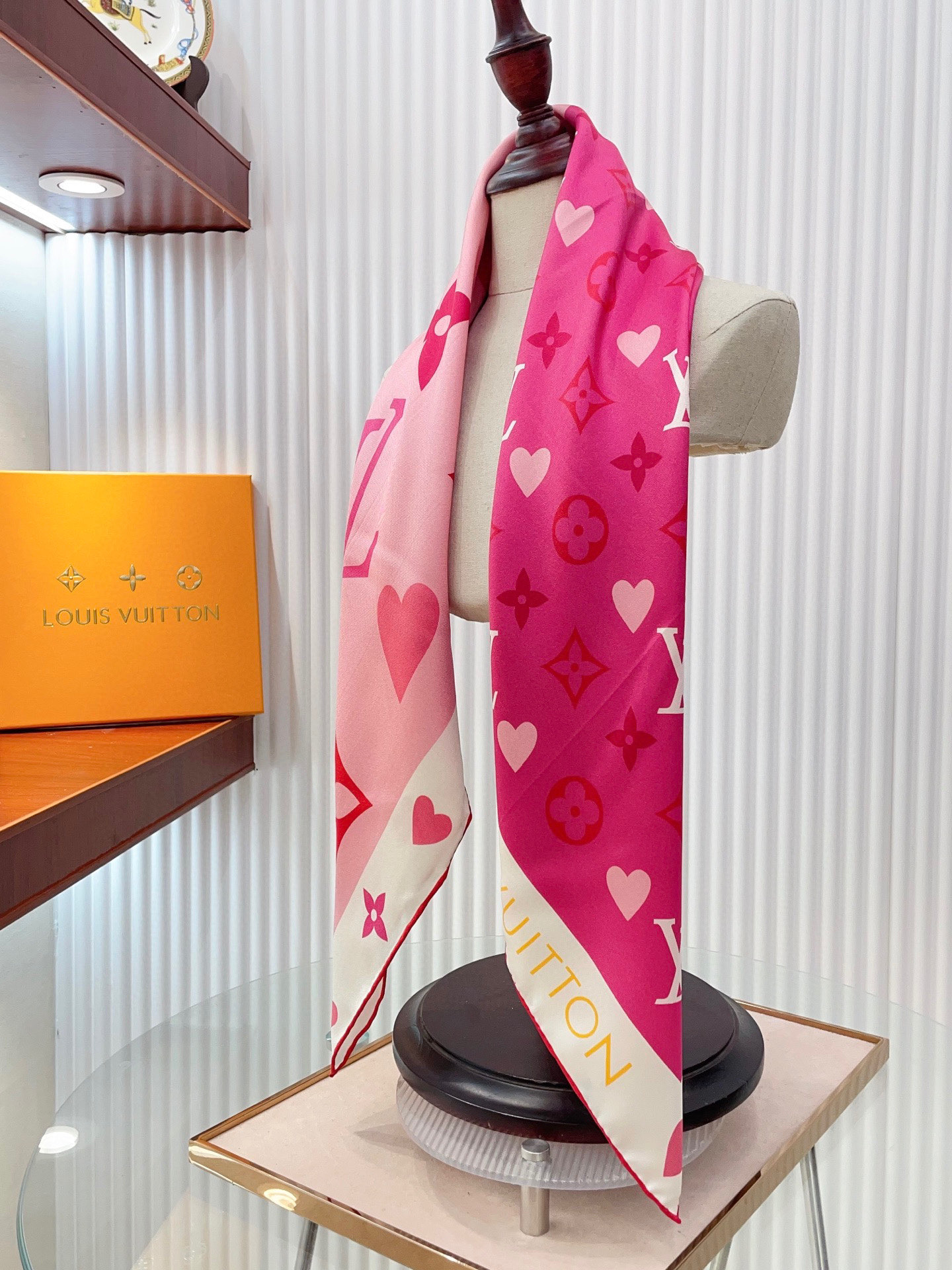 ✨✨【16姆米 单面】上身效果疯狂的喜欢❗️专柜也是刚刚上架的，L*最最新款~非常有看头，L的这类元素一