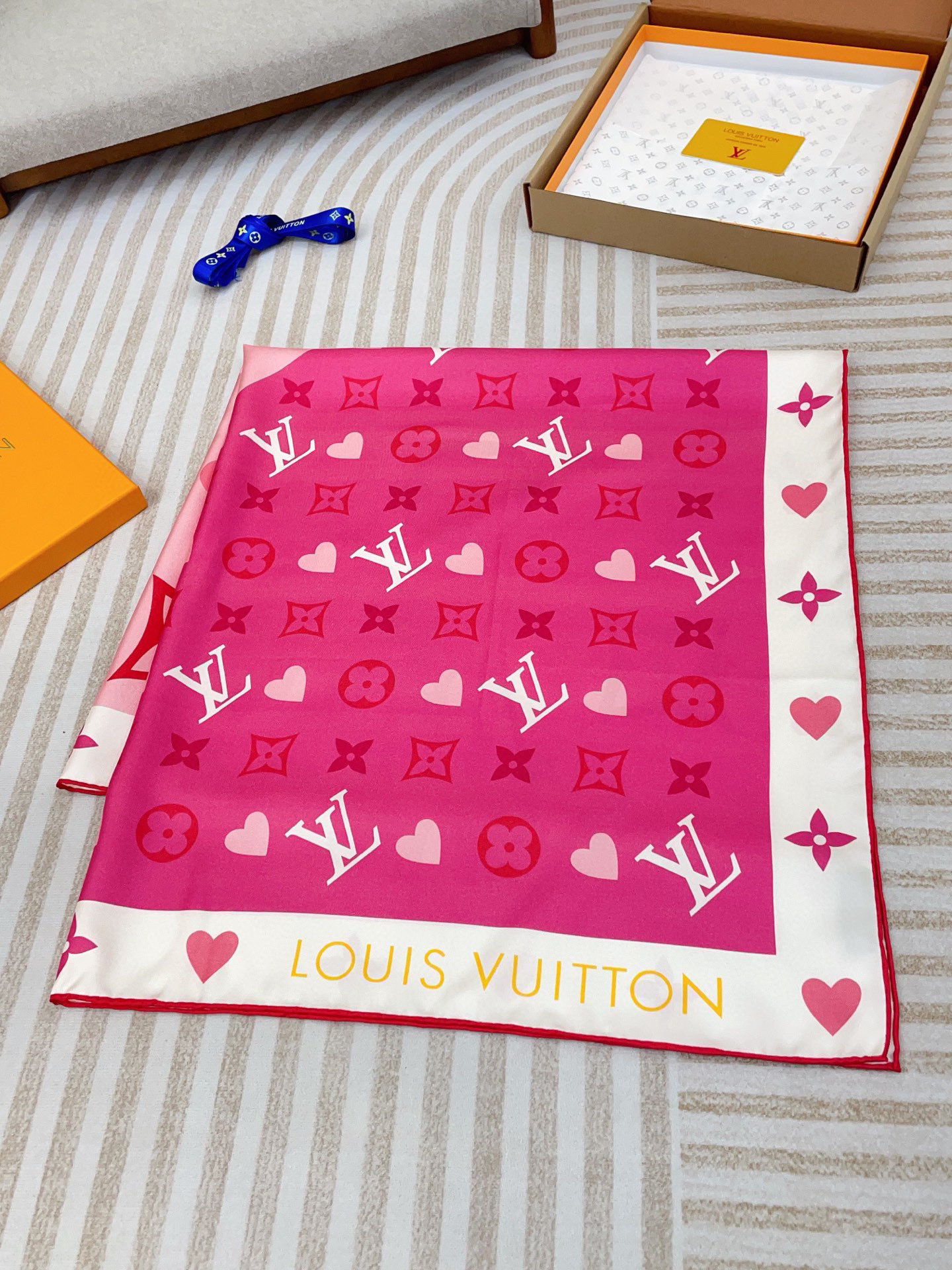 ✨✨【16姆米 单面】上身效果疯狂的喜欢❗️专柜也是刚刚上架的，L*最最新款~非常有看头，L的这类元素一