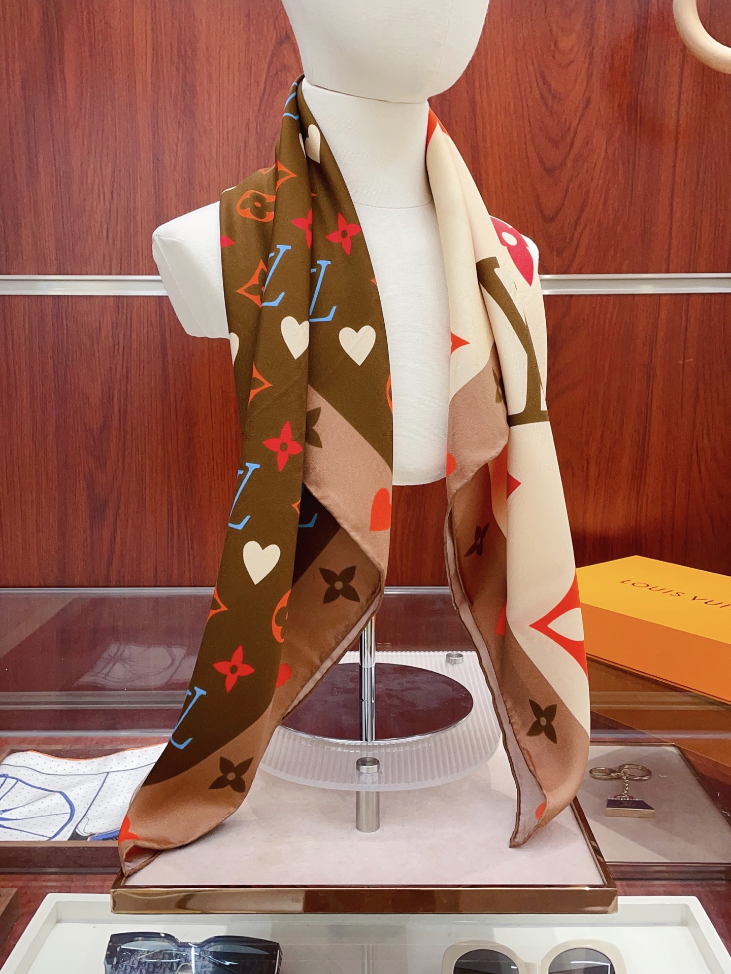 NO:338682,[16 Mmi Single side] The upper body effect is crazy. I like the counter. The latest model is just launched on the shelves. L* is very interesting. This kind of element of L has always been the aura of a high-end woman. The combination of fashion and femininity is just right. This combination is really fashionable. Elegant and feminine are very suitable for daily matching. The shiny and curly edges are made very well, and customized fabrics give the scarf more easy to shape. A very heavy and luxurious design, but the upper body looks unique and noble temperament!  Simple base with this scarf, simple matching gives people a very comfortable and tasteful brand feel... Recommended 90*90cm top twill silk square scarf, high-version scarf, real silk19860909【16姆米 单面】上身效果疯狂的喜欢专柜也是刚刚上架的,L*最最新款~非常有看头,L的这类元素一直是高级女人的气场感,时髦和女人味融合的刚刚好这样的搭配真的是好时髦,优雅女人味非常适合日搭的配色手感,光泽感,卷边都做的非常好,定制级面料.赋予了围巾更非常容易造型.非常重磅奢华的设计,上身却别样衬得人高贵气质！简单的打底配此款围巾,简单的搭配却给人非常舒适有品味的大牌感…推荐90*90cm顶级斜纹真丝方巾高版本围巾,高版本围巾,real silk,scarf