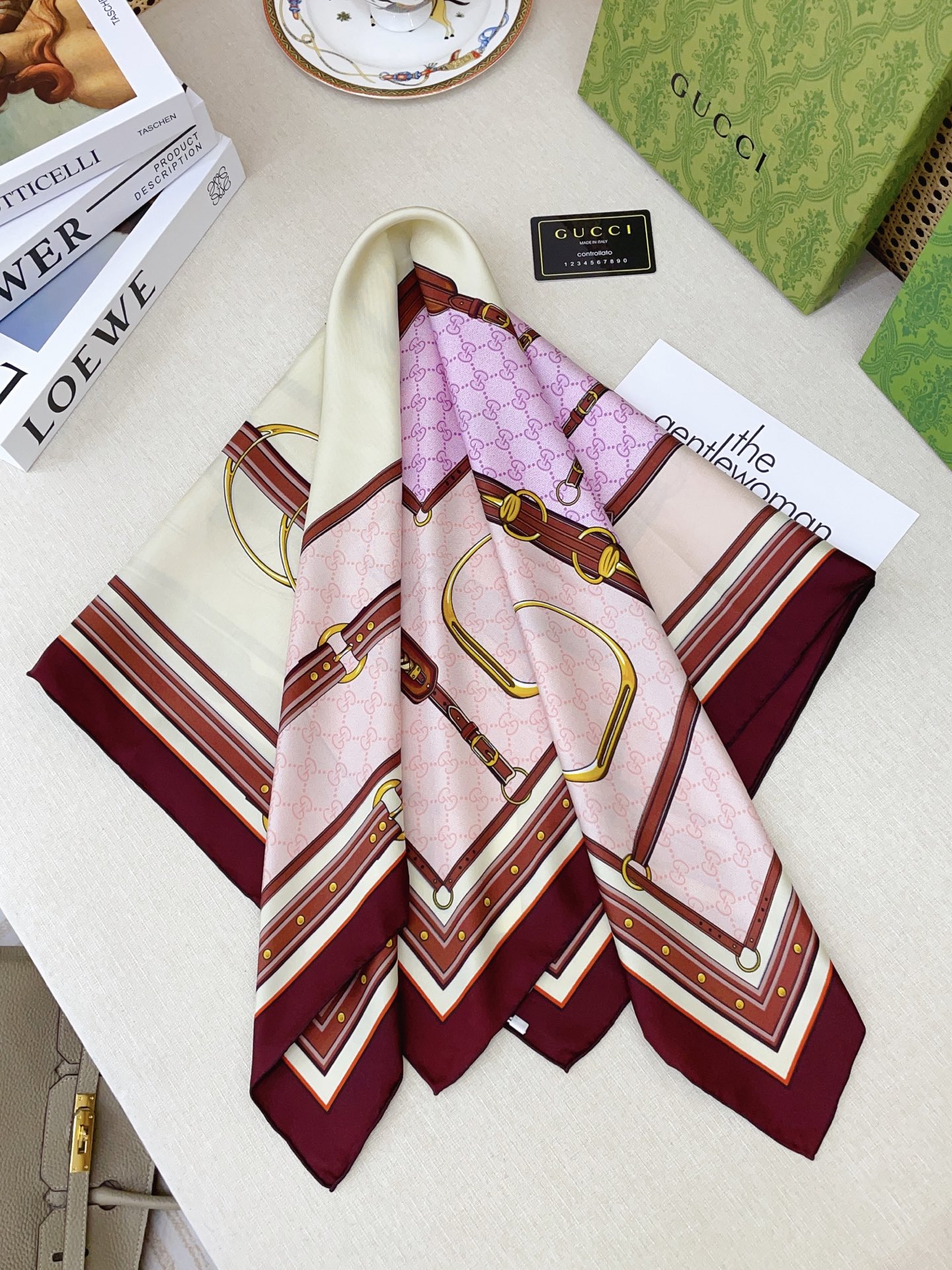 ✨✨【18姆米 双面同色】G家真丝新款🆕👏👏买了都说好看‼️推荐💕真丝方巾，顶级工艺超值‼️专柜爆款🎁💟