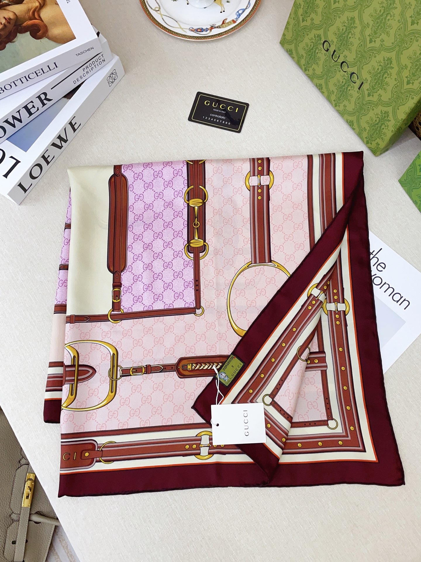 ✨✨【18姆米 双面同色】G家真丝新款🆕👏👏买了都说好看‼️推荐💕真丝方巾，顶级工艺超值‼️专柜爆款🎁💟