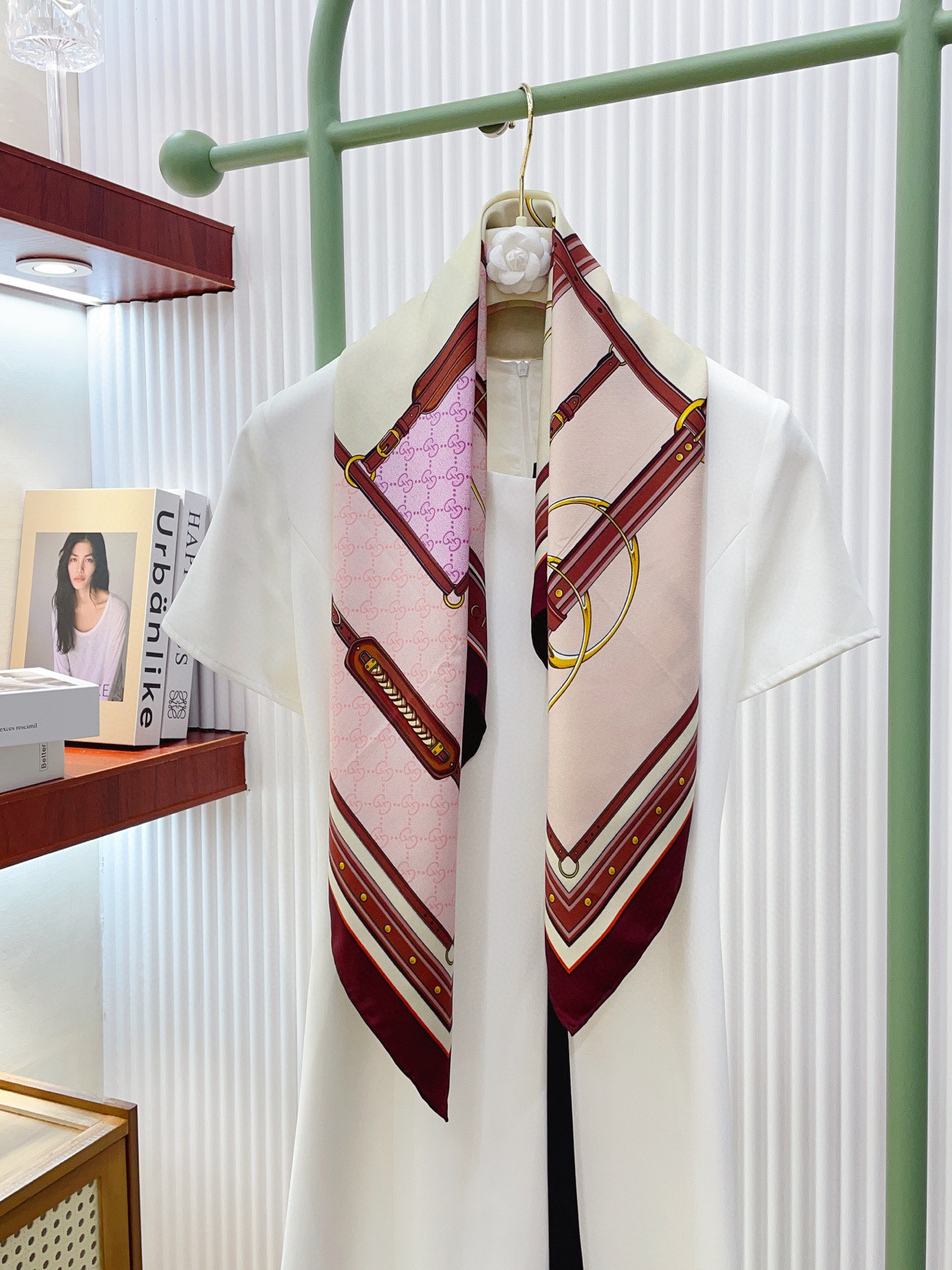 ✨✨【18姆米 双面同色】G家真丝新款🆕👏👏买了都说好看‼️推荐💕真丝方巾，顶级工艺超值‼️专柜爆款🎁💟