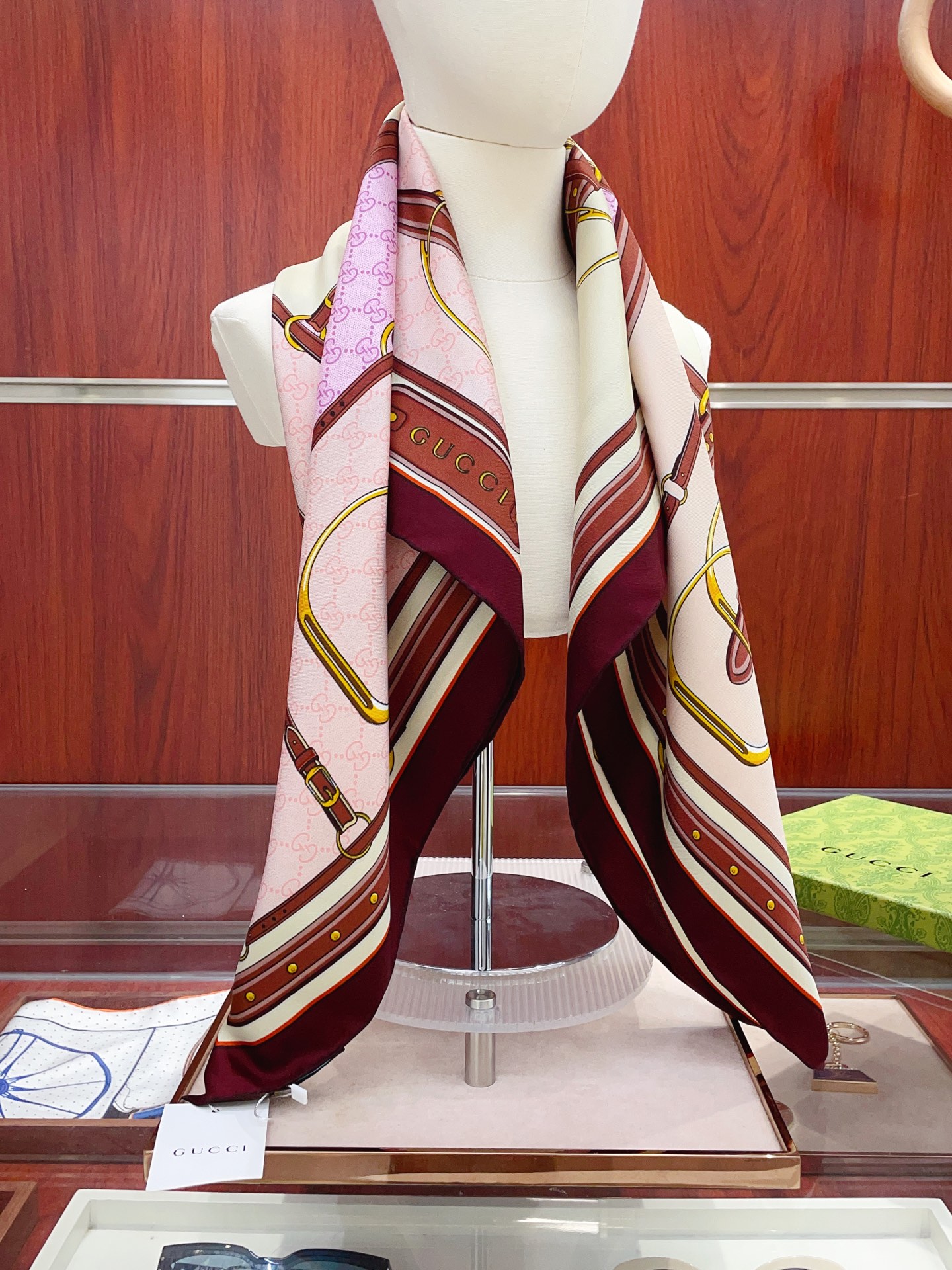 NO:338704,【18 Mmi Double-sided and same color】G home silk new style is said to be good and recommended silk square scarf, top-level craftsmanship and value counter hot products are three-dimensional presentation patterns and patterns, physical grades, high-end technology, high-end research and development, and special cutting-edge technology processing is loved by Bai Fumei. Whether it is quality, style, price, they scream, super high cost performance, absolutely worth buying twill silk, size 90cm*90cm high version scarf, high version scarf, gucci, real silk,19860909【18姆米 双面同色】G家真丝新款买了都说好看推荐真丝方巾,顶级工艺超值专柜爆款立体呈现图案纹路实物档次极高特殊工艺高端研发惊艳问世特殊尖端工艺处理受到白富美的喜欢 无论是品质 款式 价格都令大牌控的她们尖叫 超高性价比 绝对值得入手斜纹真丝,尺寸90cm*90cm高版本围巾,高版本围巾,gucci,real silk,scarf