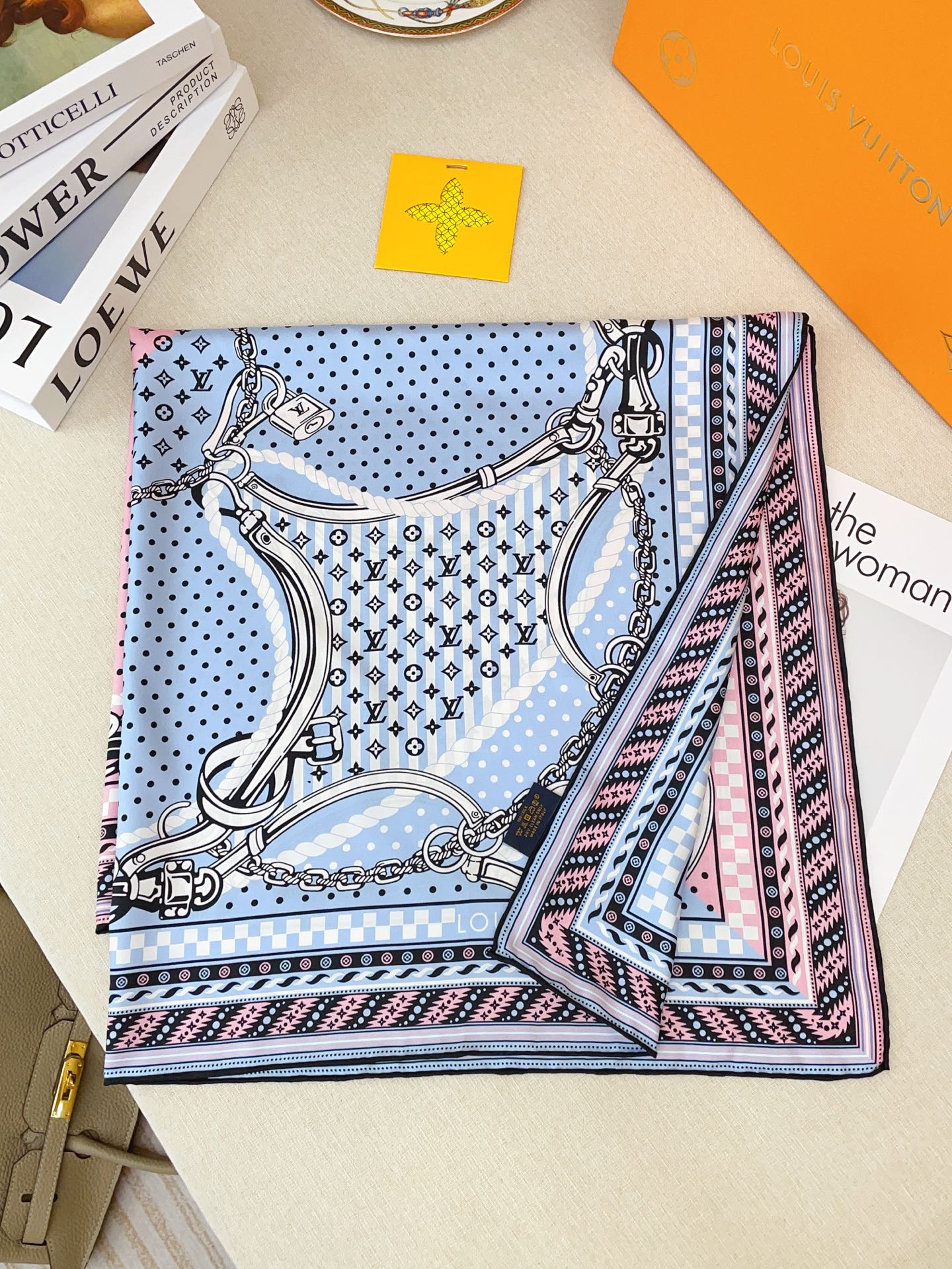 ✨✨【18姆米 双面同色】上身效果疯狂的喜欢❗️专柜也是刚刚上架的，L*最最新款~非常有看头，L的这类元