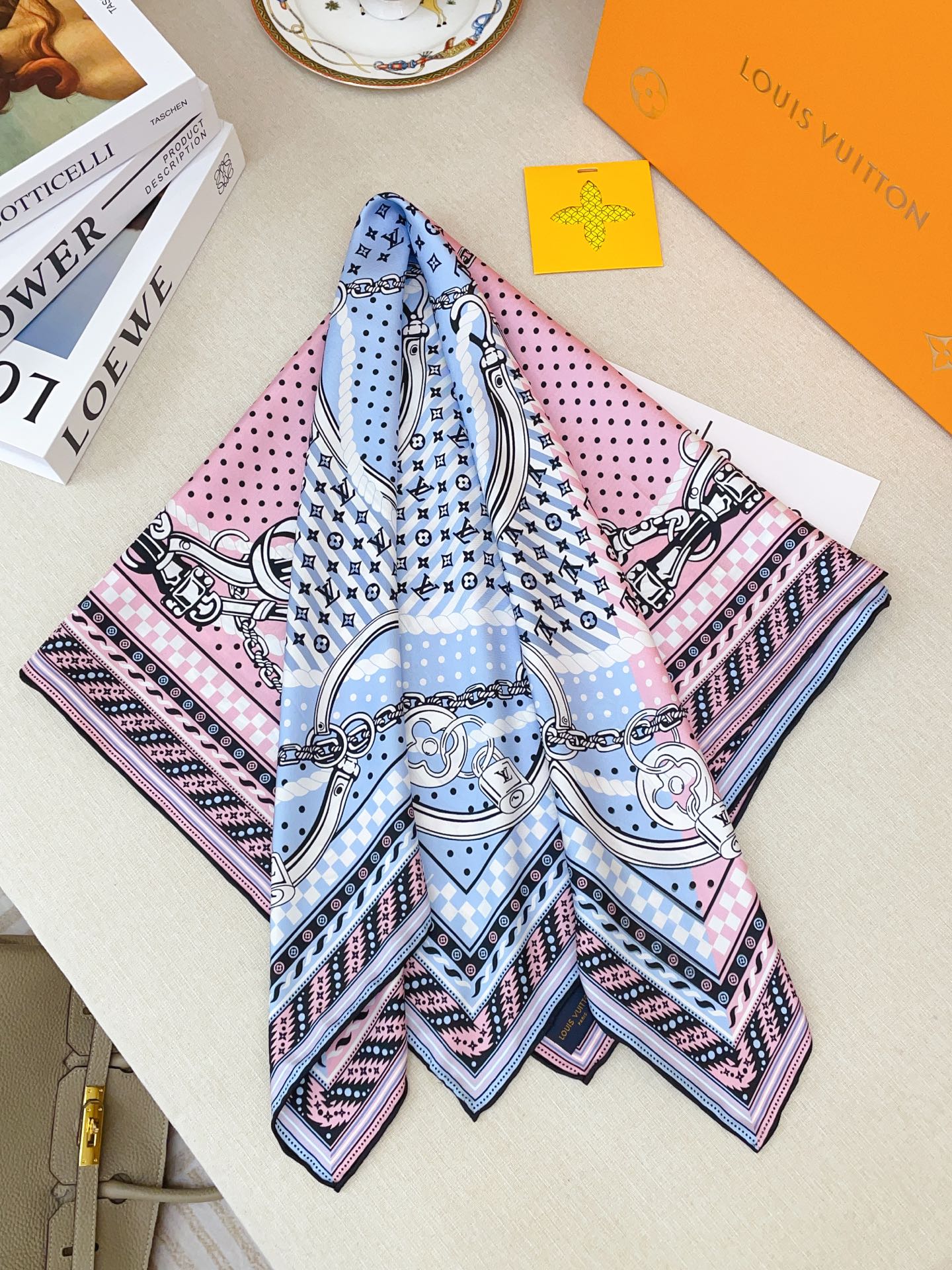 ✨✨【18姆米 双面同色】上身效果疯狂的喜欢❗️专柜也是刚刚上架的，L*最最新款~非常有看头，L的这类元