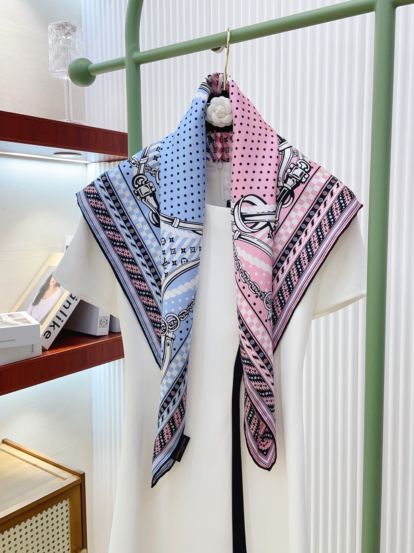 ✨✨【18姆米 双面同色】上身效果疯狂的喜欢❗️专柜也是刚刚上架的，L*最最新款~非常有看头，L的这类元