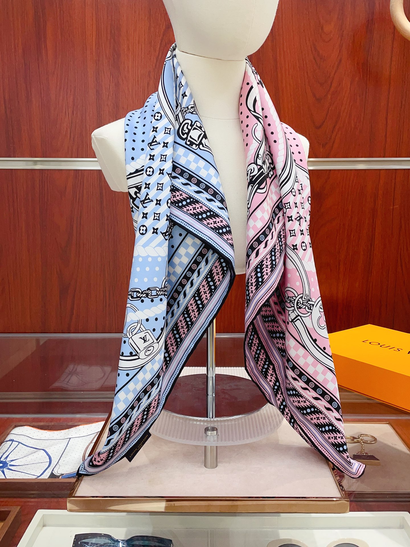 NO:338716,[18 Mmi Double-sided and same color] The upper body effect is crazy. I like the counter. It is also just launched on the shelves. L*’s latest style~ It’s very eye-catching. This kind of element of L has always been the aura of a high-end woman. The combination of fashion and femininity is just right. This combination is really fashionable. Elegant and feminine are very suitable for daily matching. The touch is made of gloss and curly edges. Custom-grade fabrics give the scarf more easy to shape. A very heavy and luxurious design, but the upper body looks unique and noble temperament!  Simple base with this scarf, simple matching gives people a very comfortable and tasteful brand feel... Recommended 90*90cm top twill silk square scarf, high-version scarf, real silk19860909【18姆米 双面同色】上身效果疯狂的喜欢专柜也是刚刚上架的,L*最最新款~非常有看头,L的这类元素一直是高级女人的气场感,时髦和女人味融合的刚刚好这样的搭配真的是好时髦,优雅女人味非常适合日搭的配色手感,光泽感,卷边都做的非常好,定制级面料.赋予了围巾更非常容易造型.非常重磅奢华的设计,上身却别样衬得人高贵气质！简单的打底配此款围巾,简单的搭配却给人非常舒适有品味的大牌感…推荐90*90cm顶级斜纹真丝方巾高版本围巾,高版本围巾,real silk,scarf