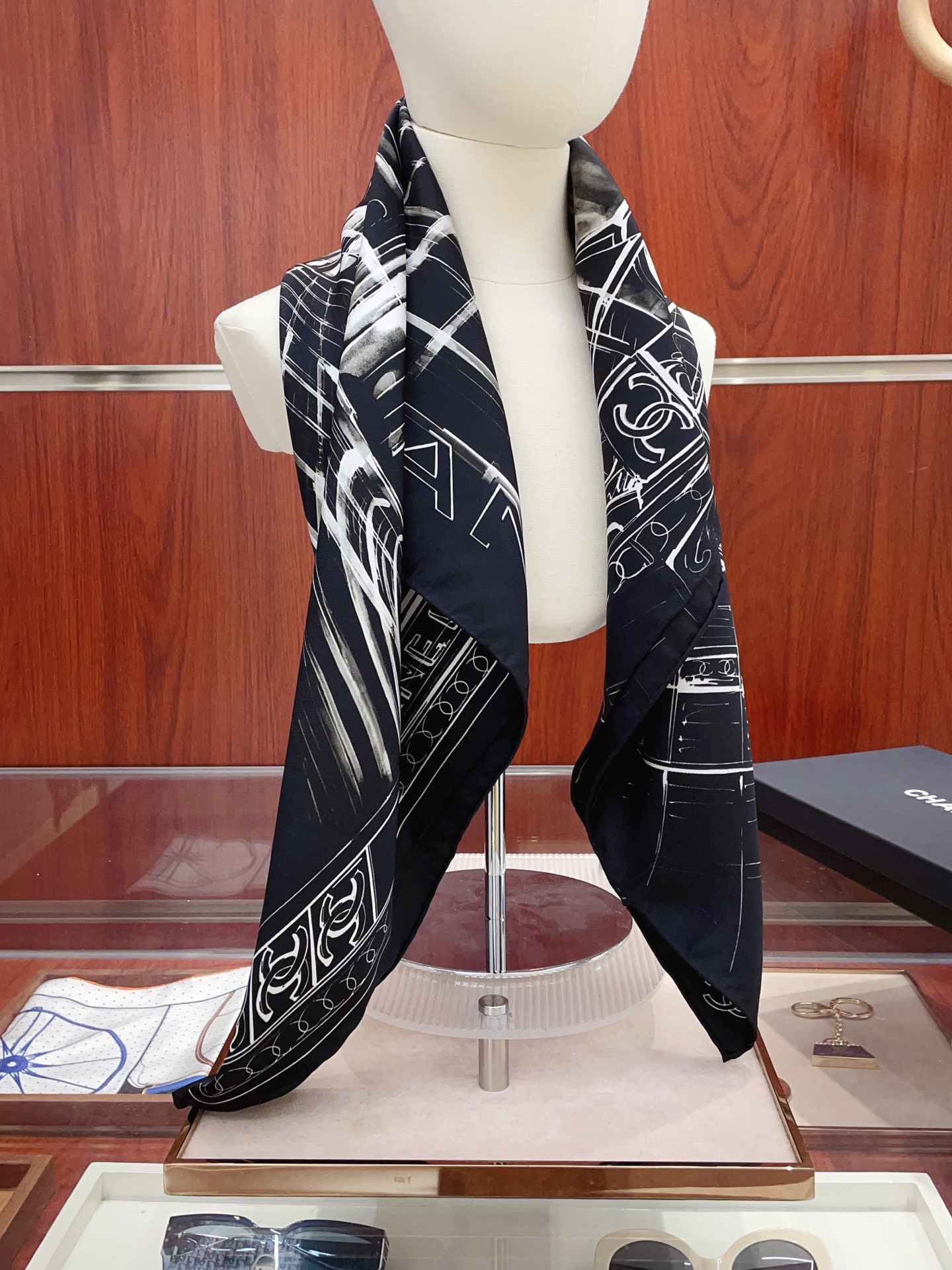 NO:338728,[18 Mmi, double-sided same color] New small fragrance [District Hall] Beautiful [Tear] The imperial palace-level classic element pattern design style is extremely beautiful. Really, the upper body is extremely skin-skin color versatile. Look at it yourself if you look good or not. Size 90x90cm Twill silk high-version scarf, high-version scarf, real silk,19860909【18姆米 双面同色】新款小香【殿堂大厅】美翻了[流泪]御用殿堂级极品经典元素图案设计风格美丽至极 真的 上身极为衬肤色 百搭 好看不好看自己看吧 尺寸90x90cm 斜纹真丝高版本围巾,高版本围巾,real silk,scarf