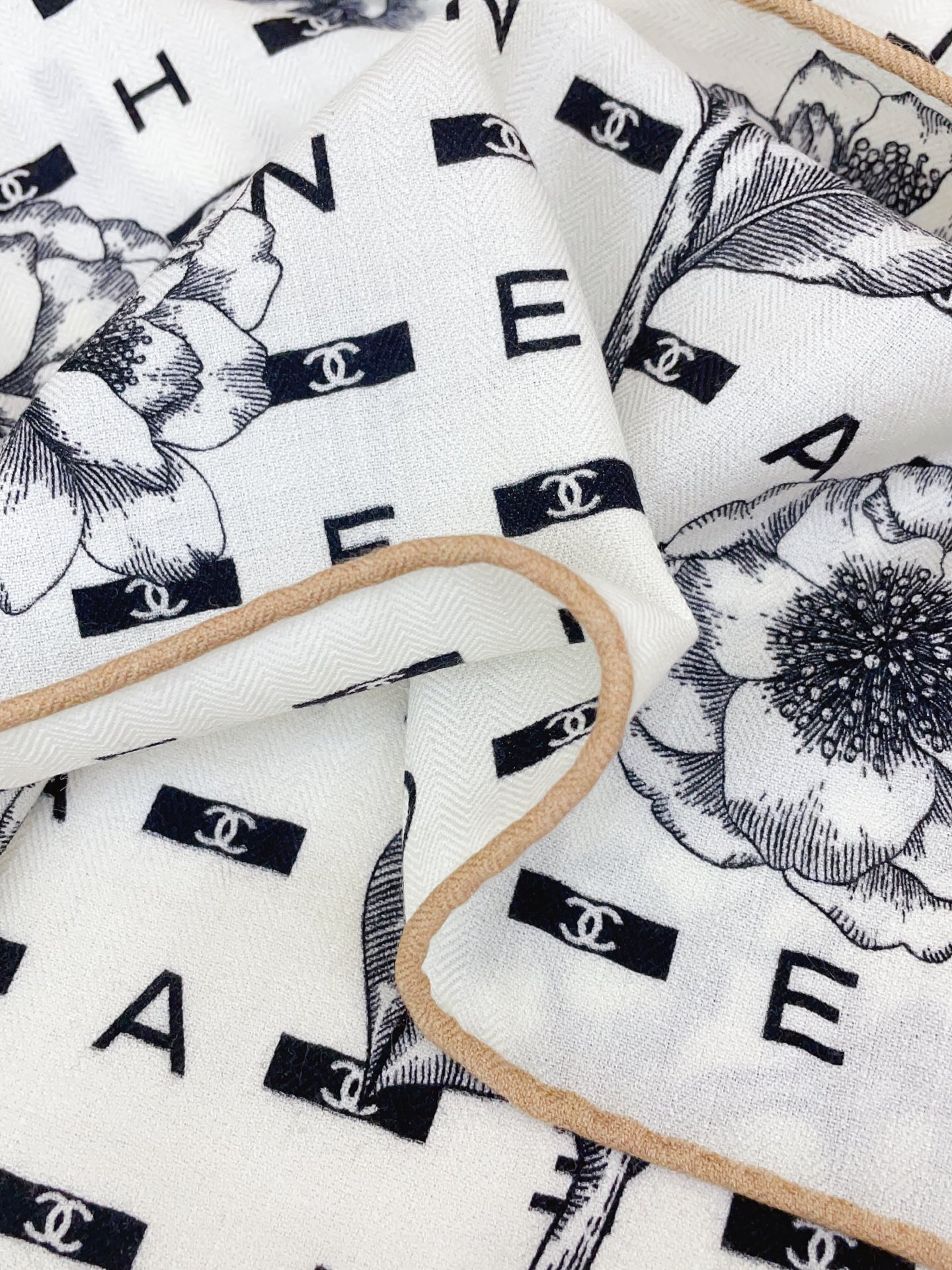 ✨✨【丝毛款 双面同色】新品小香家【小方巾】秋冬丝毛款 随意切换造型 ,小巧又不失优雅的款式 60*60