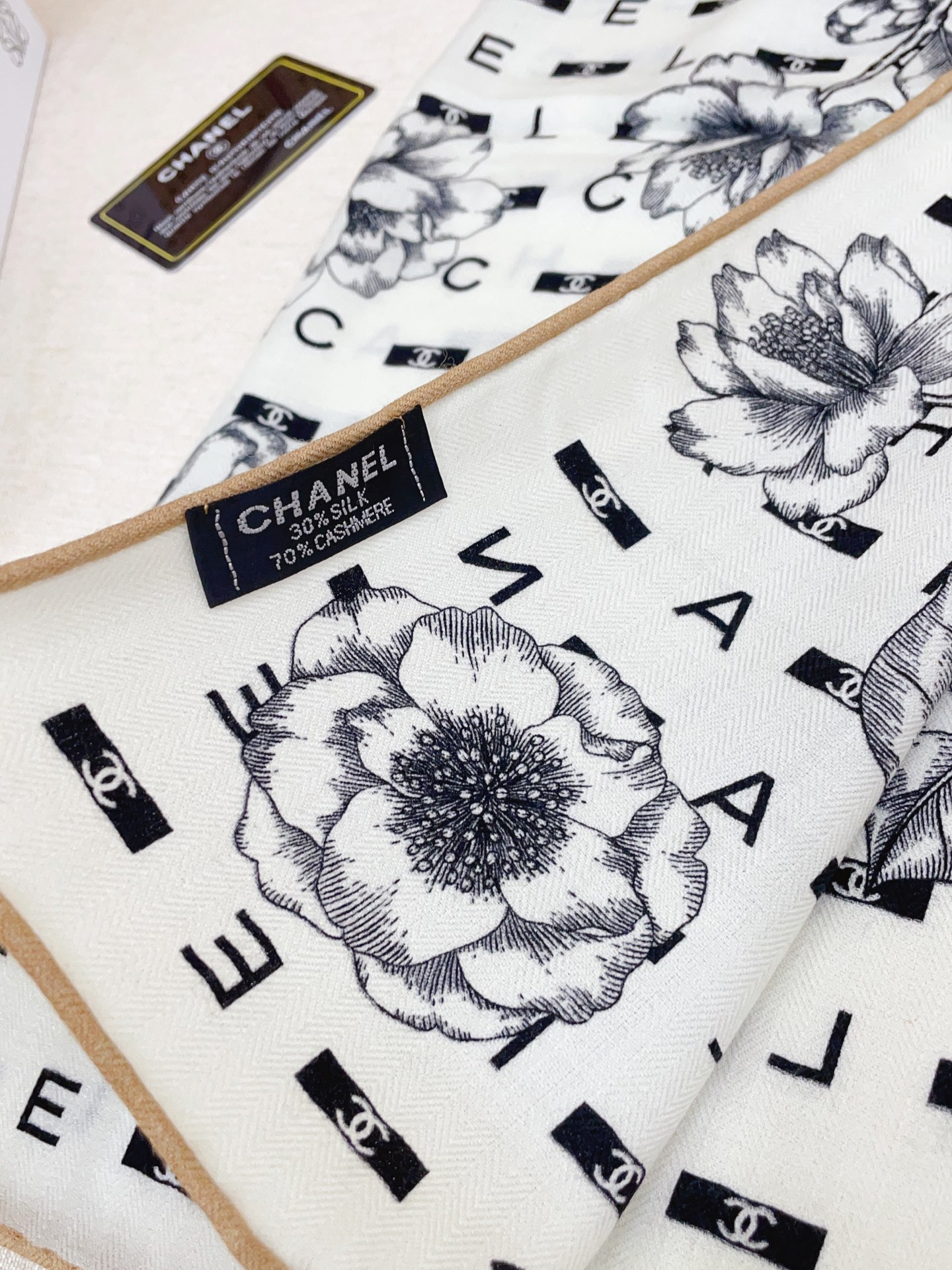 ✨✨【丝毛款 双面同色】新品小香家【小方巾】秋冬丝毛款 随意切换造型 ,小巧又不失优雅的款式 60*60