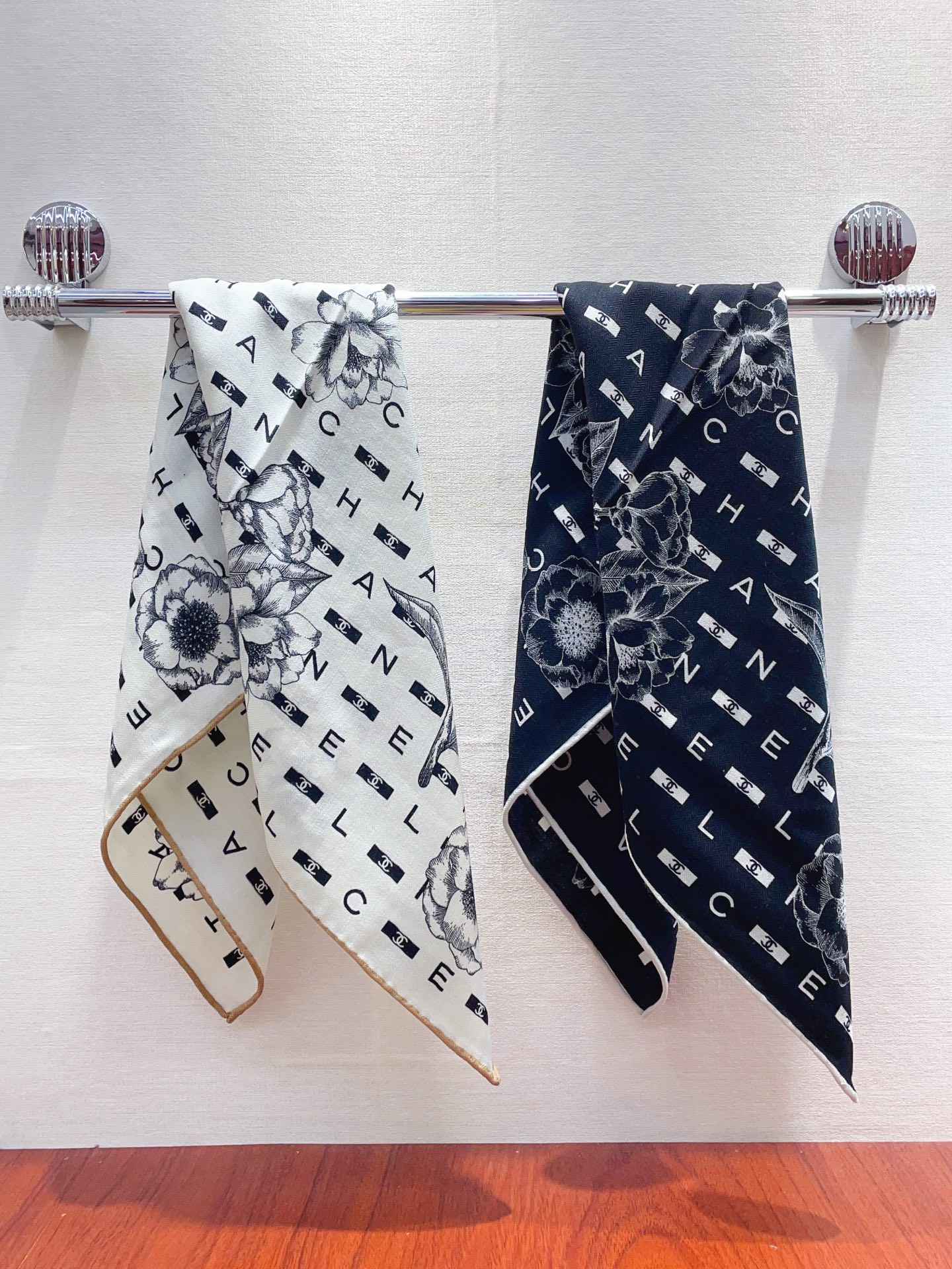 ✨✨【丝毛款 双面同色】新品小香家【小方巾】秋冬丝毛款 随意切换造型 ,小巧又不失优雅的款式 60*60