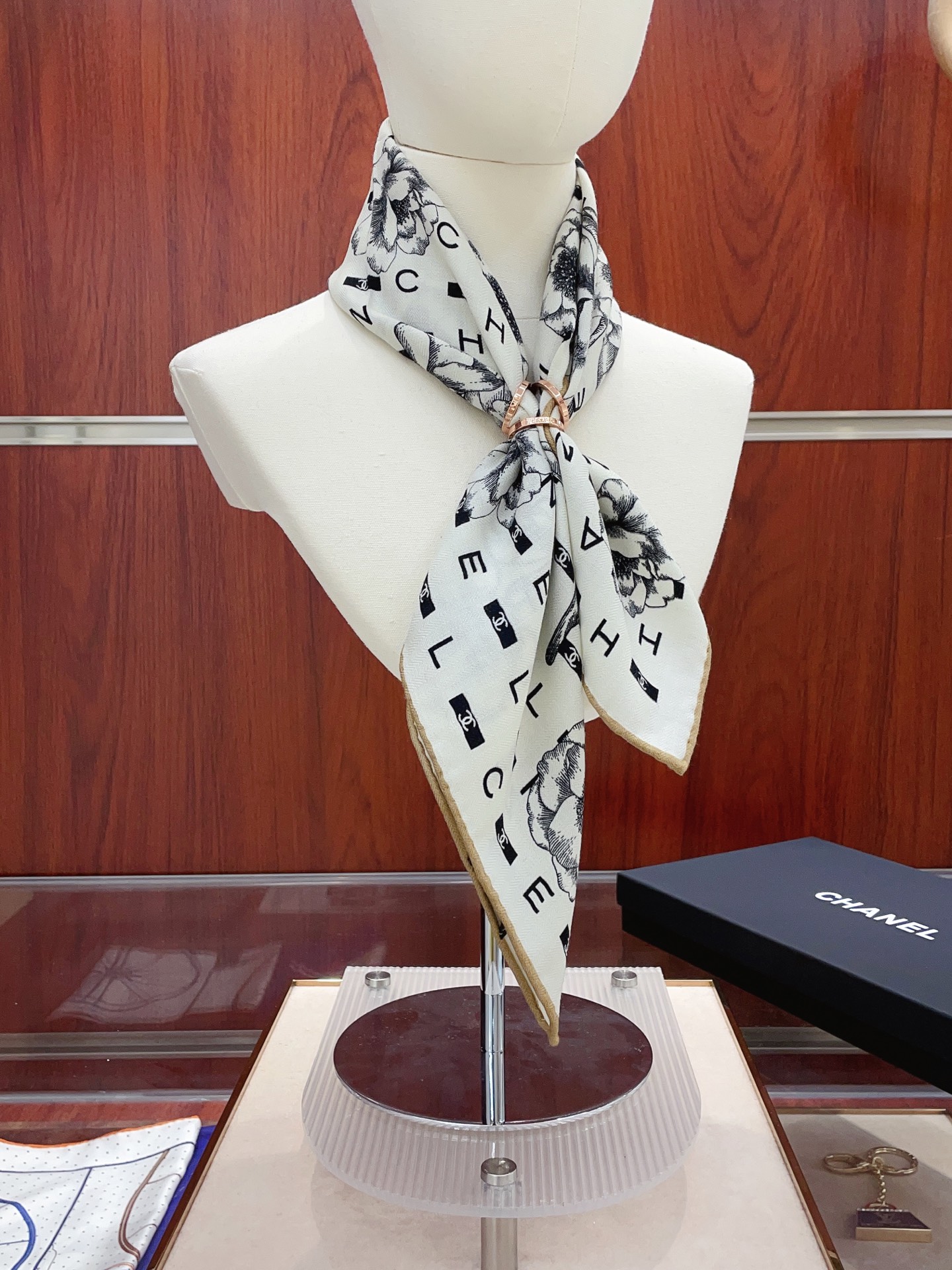 ✨✨【丝毛款 双面同色】新品小香家【小方巾】秋冬丝毛款 随意切换造型 ,小巧又不失优雅的款式 60*60