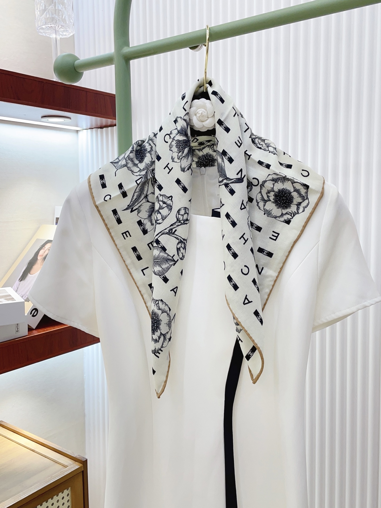 ✨✨【丝毛款 双面同色】新品小香家【小方巾】秋冬丝毛款 随意切换造型 ,小巧又不失优雅的款式 60*60