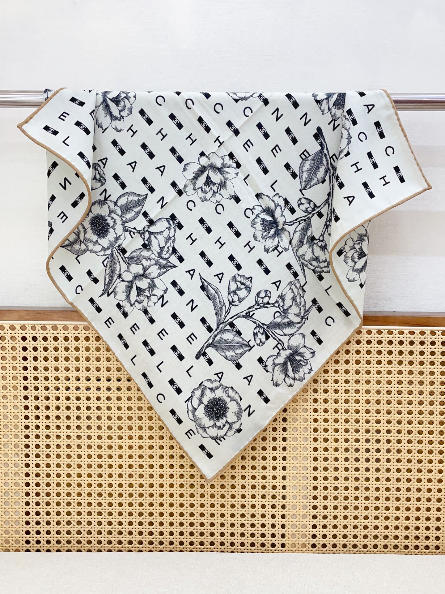 ✨✨【丝毛款 双面同色】新品小香家【小方巾】秋冬丝毛款 随意切换造型 ,小巧又不失优雅的款式 60*60