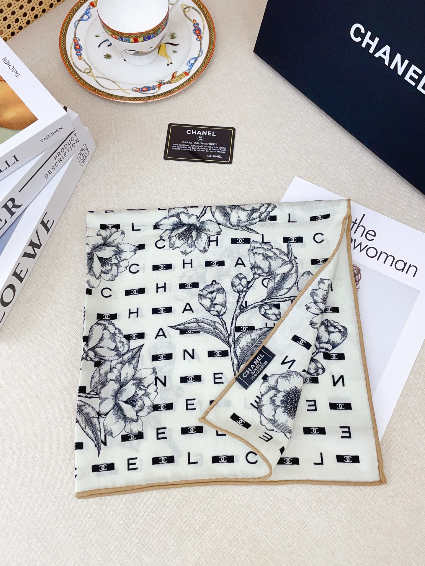 ✨✨【丝毛款 双面同色】新品小香家【小方巾】秋冬丝毛款 随意切换造型 ,小巧又不失优雅的款式 60*60