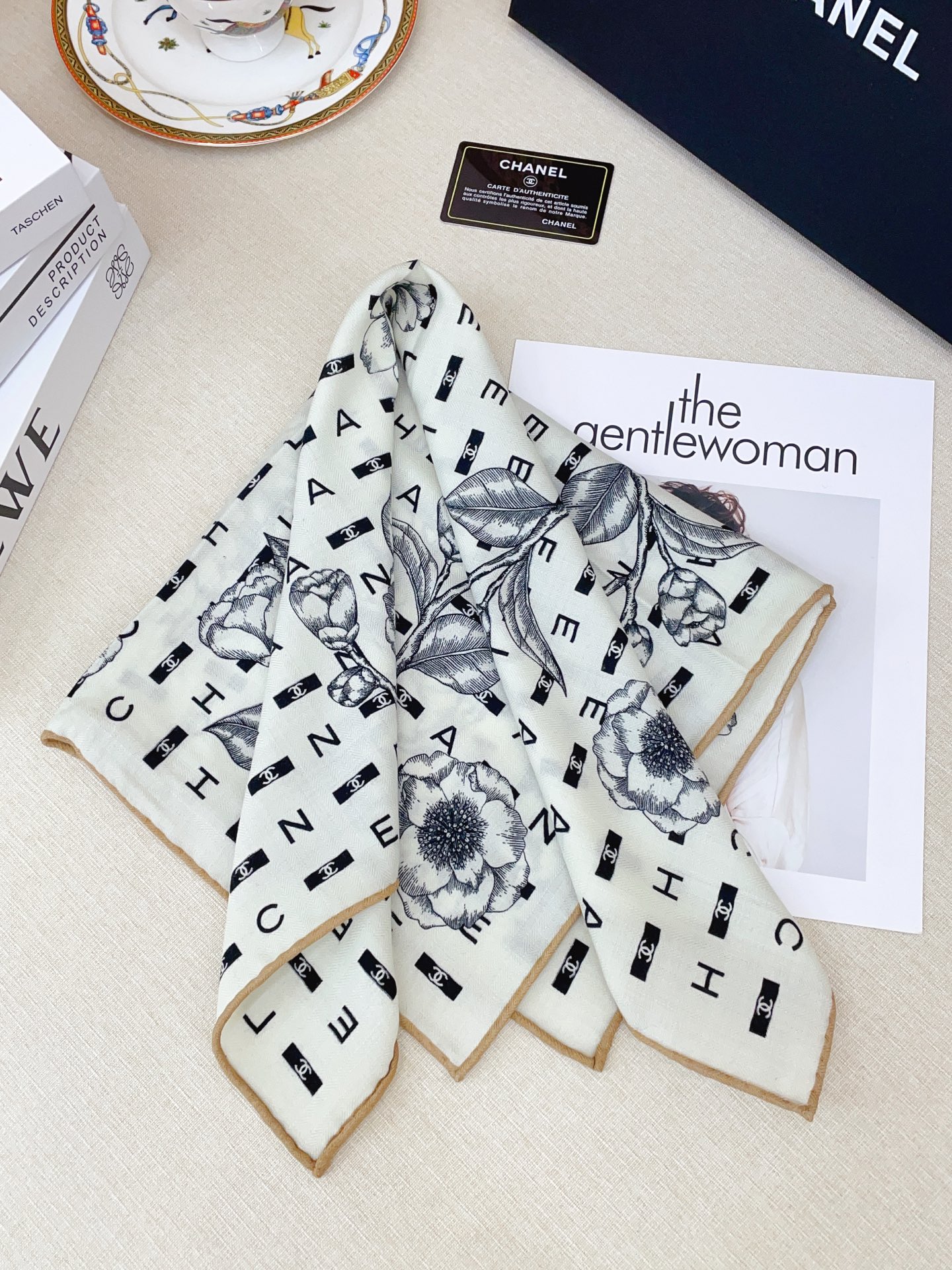 ✨✨【丝毛款 双面同色】新品小香家【小方巾】秋冬丝毛款 随意切换造型 ,小巧又不失优雅的款式 60*60