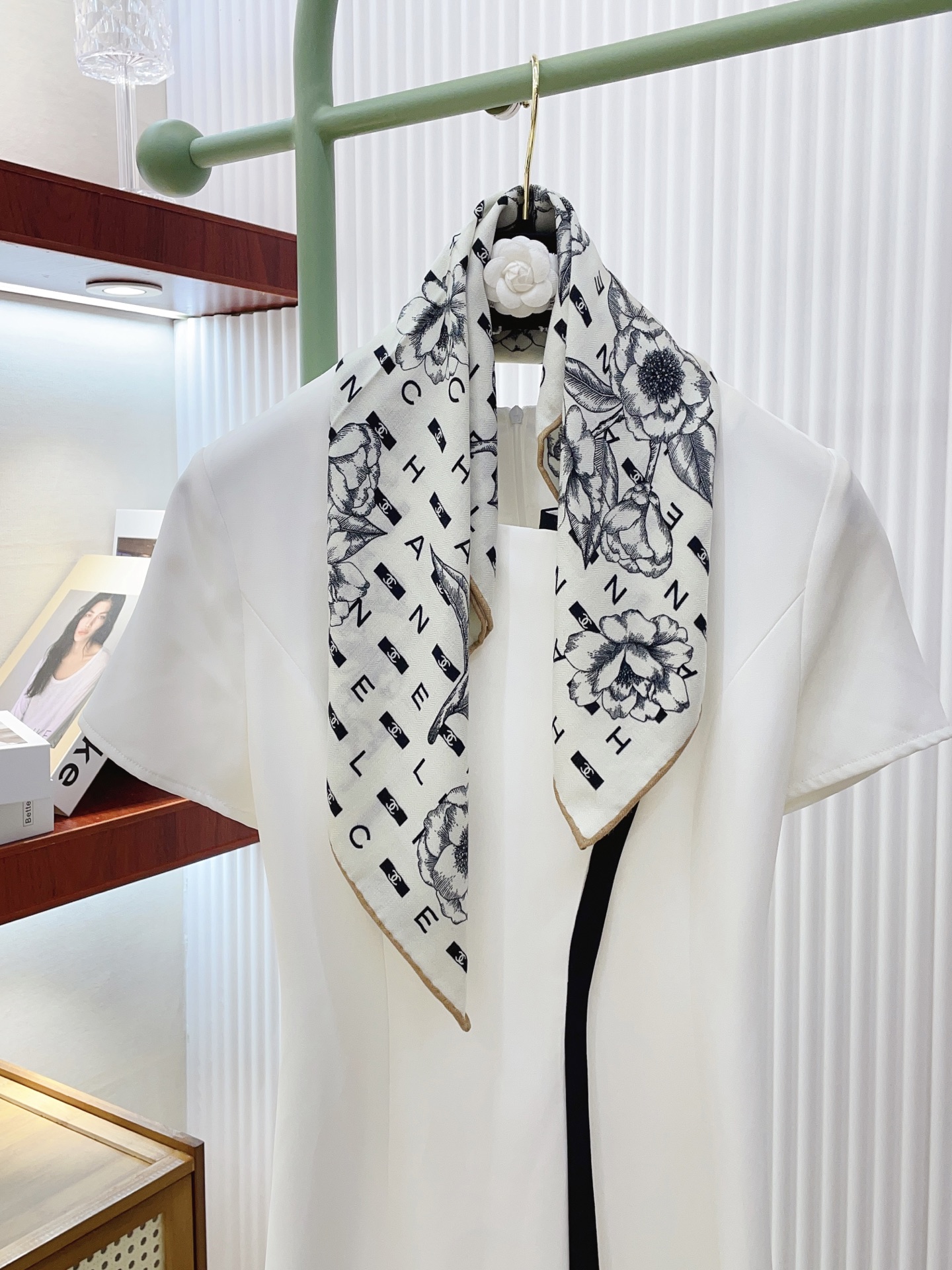 ✨✨【丝毛款 双面同色】新品小香家【小方巾】秋冬丝毛款 随意切换造型 ,小巧又不失优雅的款式 60*60