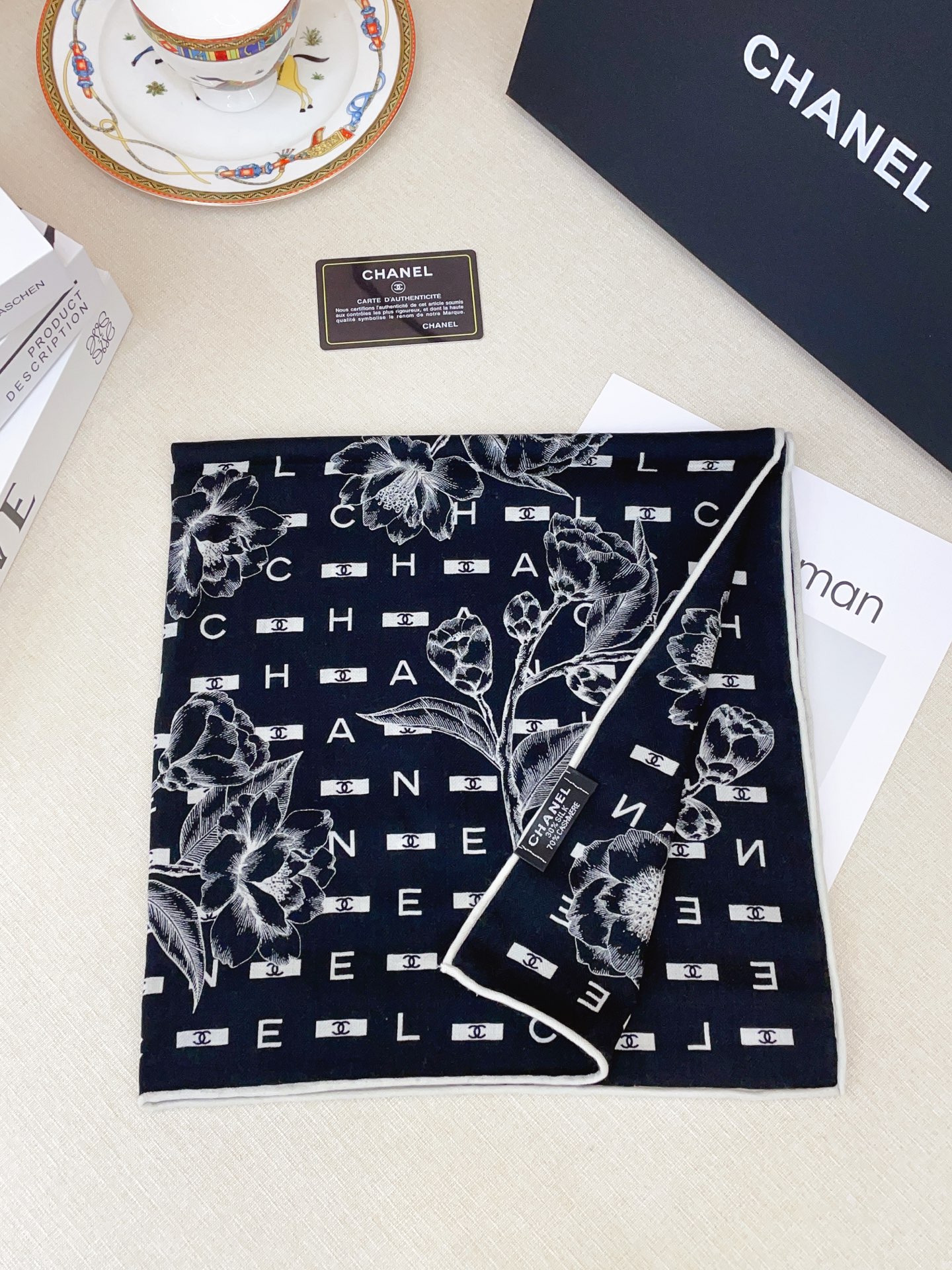 ✨✨【丝毛款 双面同色】新品小香家【小方巾】秋冬丝毛款 随意切换造型 ,小巧又不失优雅的款式 60*60