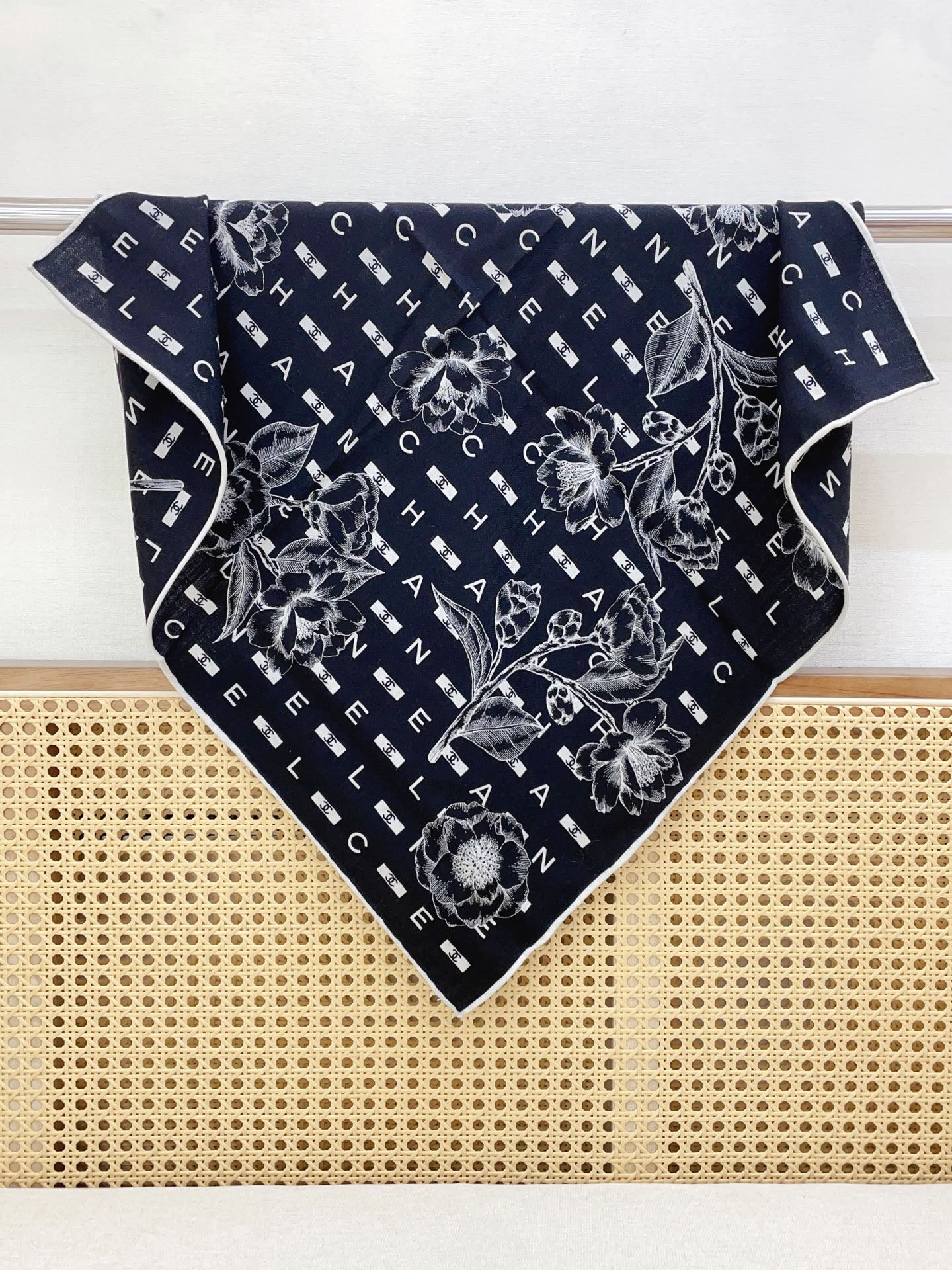 ✨✨【丝毛款 双面同色】新品小香家【小方巾】秋冬丝毛款 随意切换造型 ,小巧又不失优雅的款式 60*60