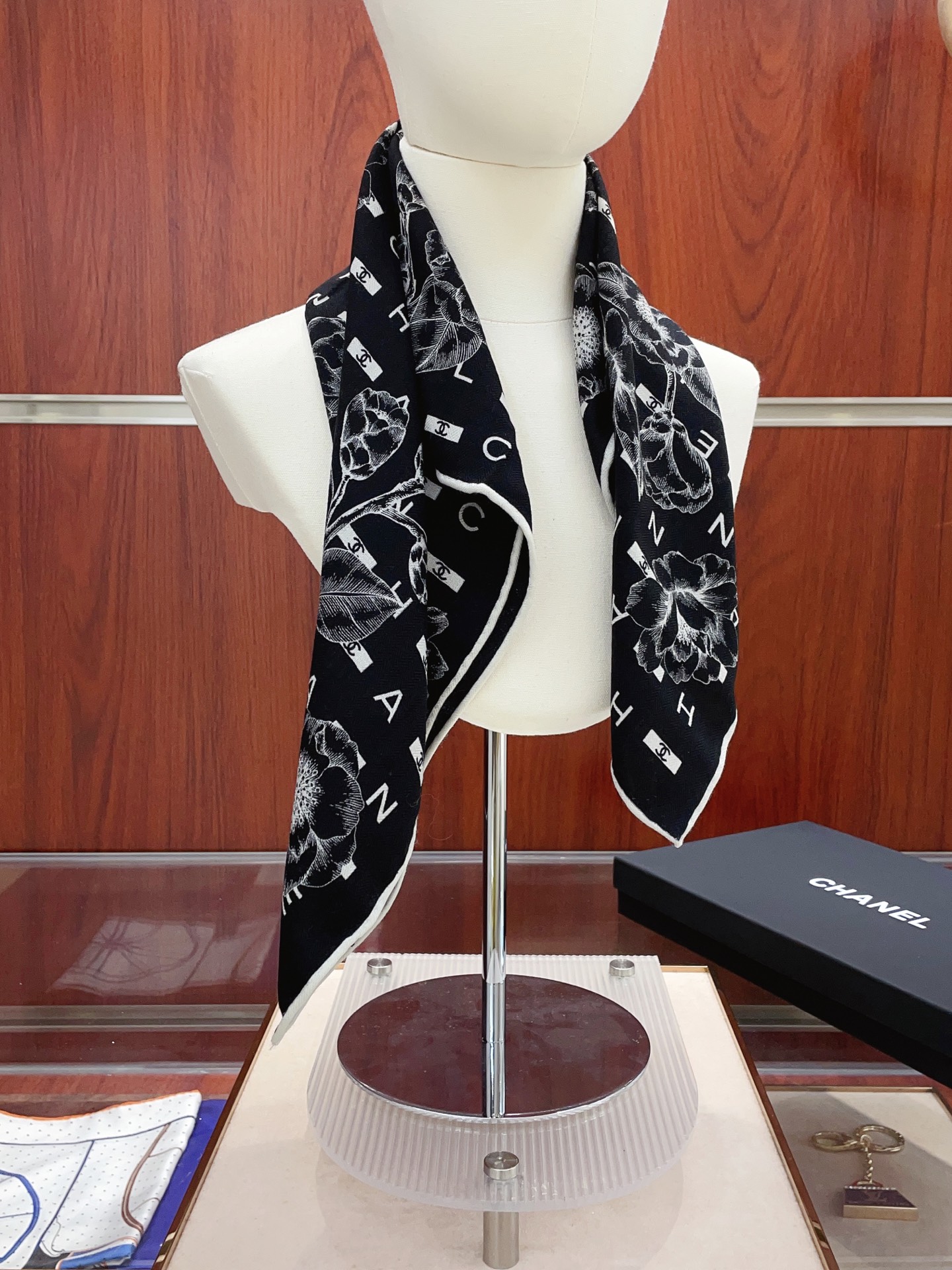 NO:338751,[Silk wool style, double-sided and same color] New Xiaoxiangjia [small square scarf] Autumn and winter silk wool style, switch the shape at will, small and elegant style 60*60 gold size, high-end and fashionable without being too ostentatious, very design-like!  The new series released this year~ It is really beautiful with such a design!  Must-enter!  The upper body effect is so high-end and elegant!  High-version scarf, high-version scarf, chanel, gold19860909【丝毛款 双面同色】新品小香家【小方巾】秋冬丝毛款 随意切换造型 ,小巧又不失优雅的款式 60*60 黄金尺寸 高级时尚又不会过于张扬,很有设计感~气质到骨子里！今年新出的系列~真的被这样的设计美！必入！上身效果简直高级优雅气质到不行！高版本围巾,高版本围巾,chanel,gold,scarf