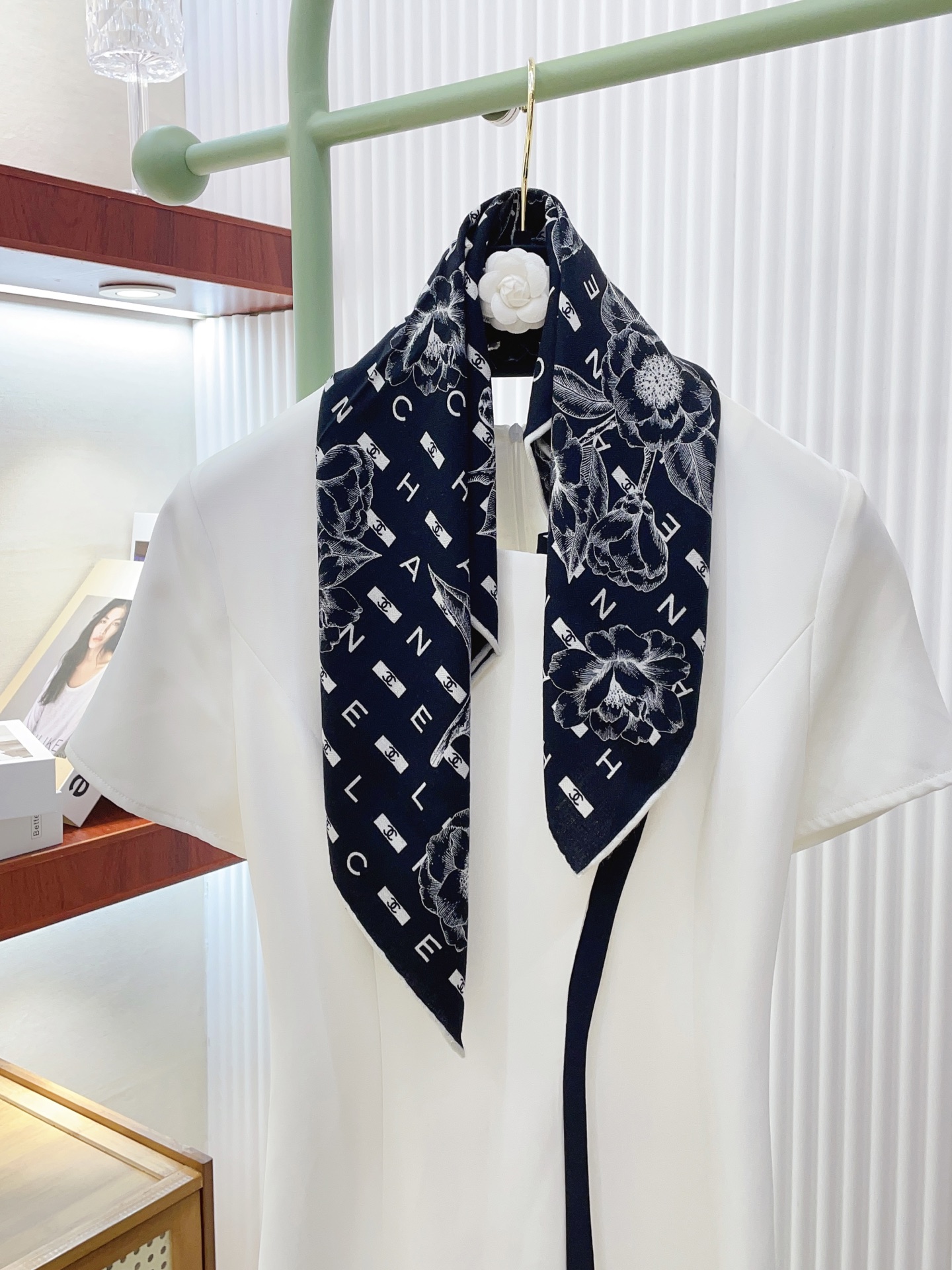 ✨✨【丝毛款 双面同色】新品小香家【小方巾】秋冬丝毛款 随意切换造型 ,小巧又不失优雅的款式 60*60