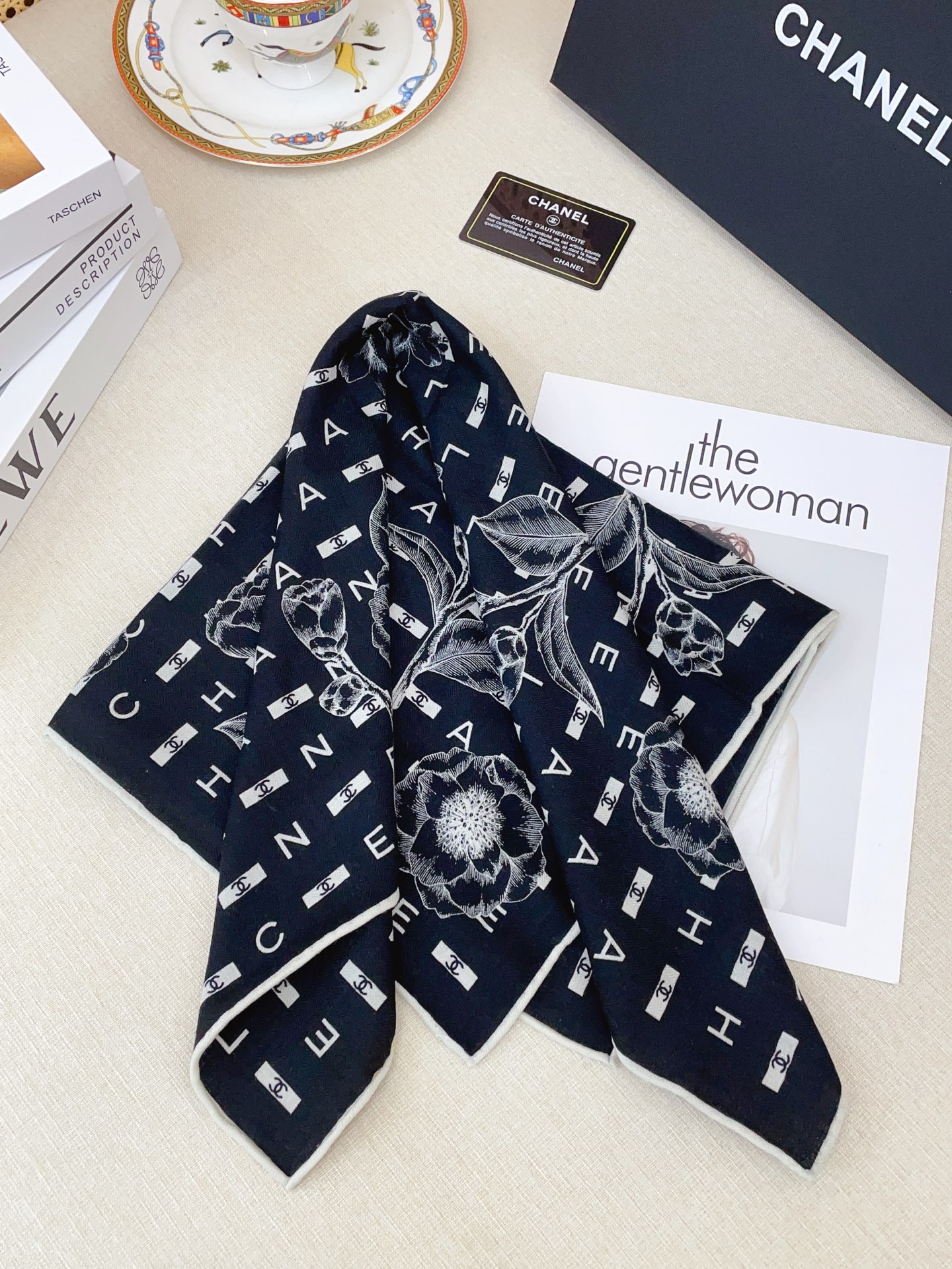 ✨✨【丝毛款 双面同色】新品小香家【小方巾】秋冬丝毛款 随意切换造型 ,小巧又不失优雅的款式 60*60