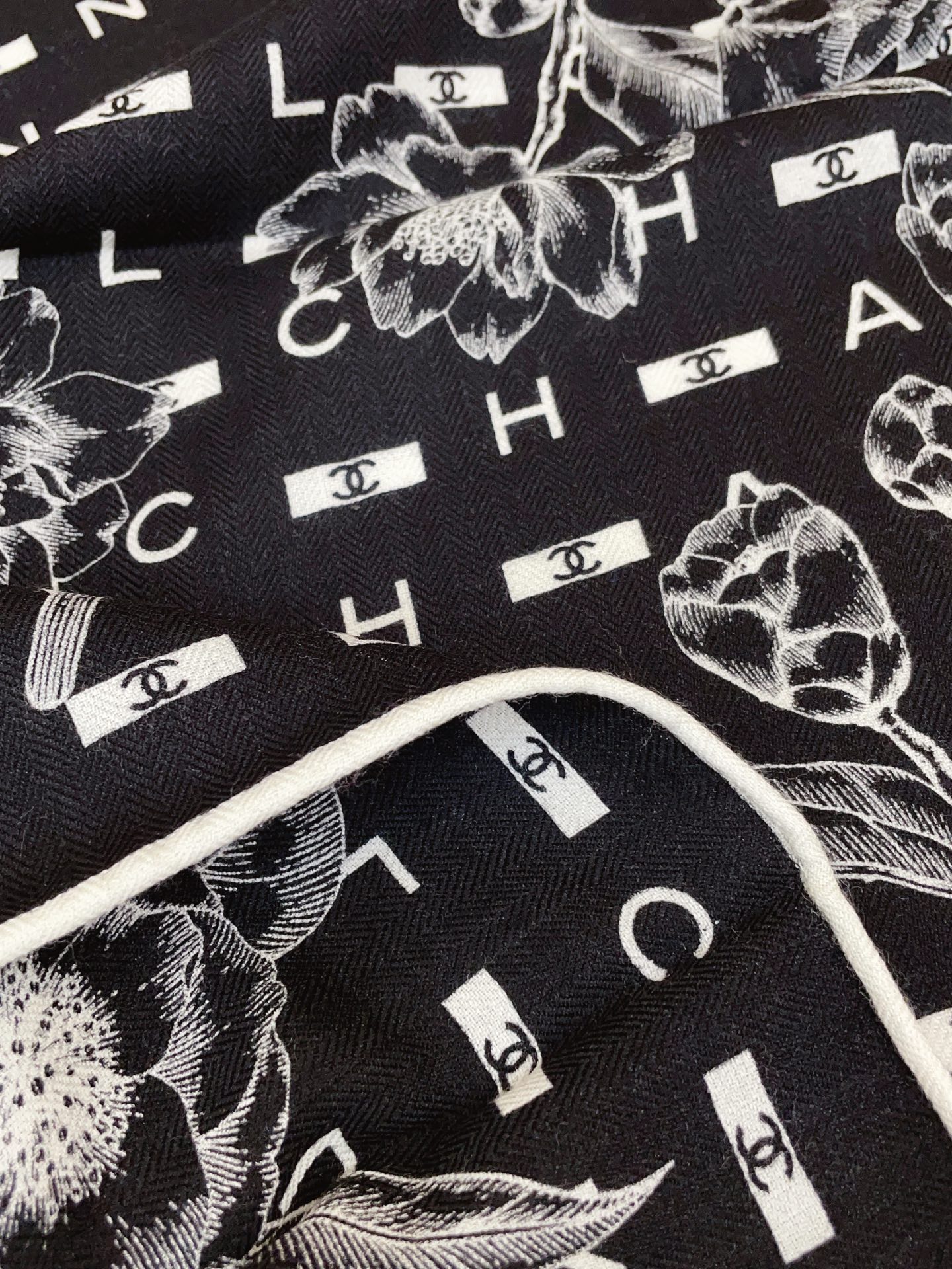 ✨✨【丝毛款 双面同色】新品小香家【小方巾】秋冬丝毛款 随意切换造型 ,小巧又不失优雅的款式 60*60