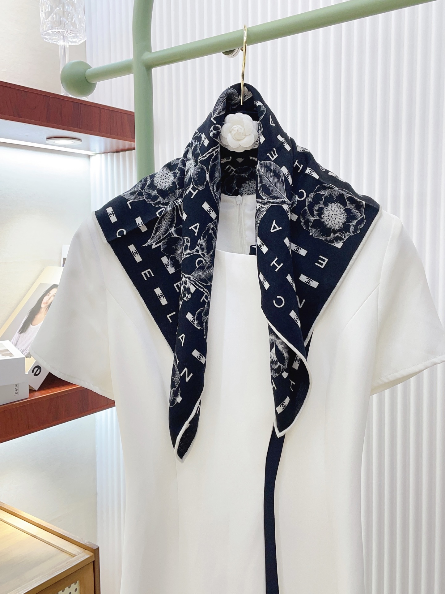 ✨✨【丝毛款 双面同色】新品小香家【小方巾】秋冬丝毛款 随意切换造型 ,小巧又不失优雅的款式 60*60