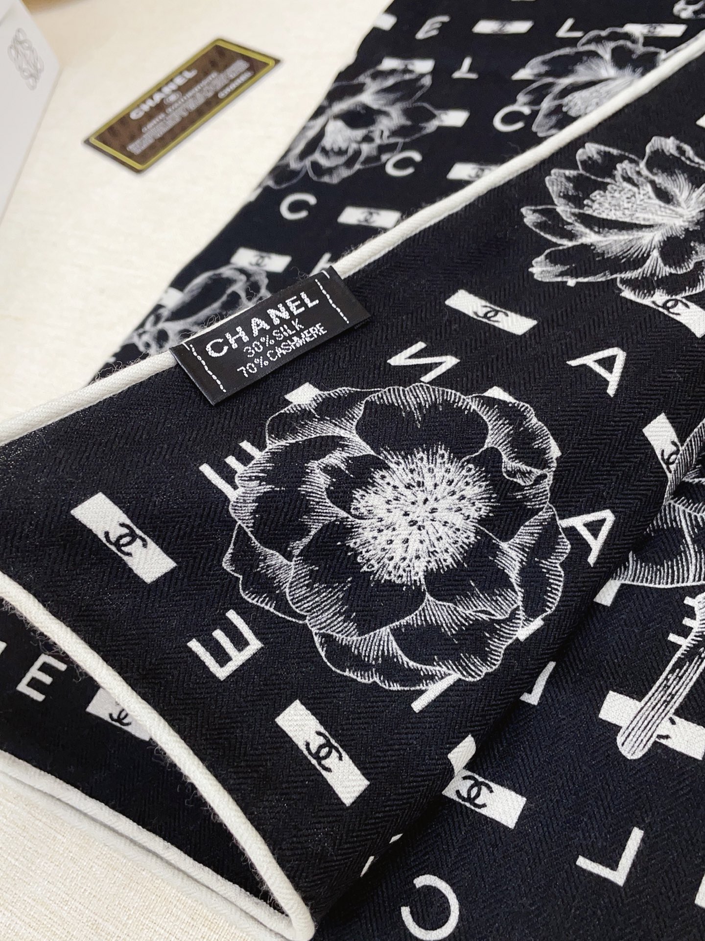 ✨✨【丝毛款 双面同色】新品小香家【小方巾】秋冬丝毛款 随意切换造型 ,小巧又不失优雅的款式 60*60