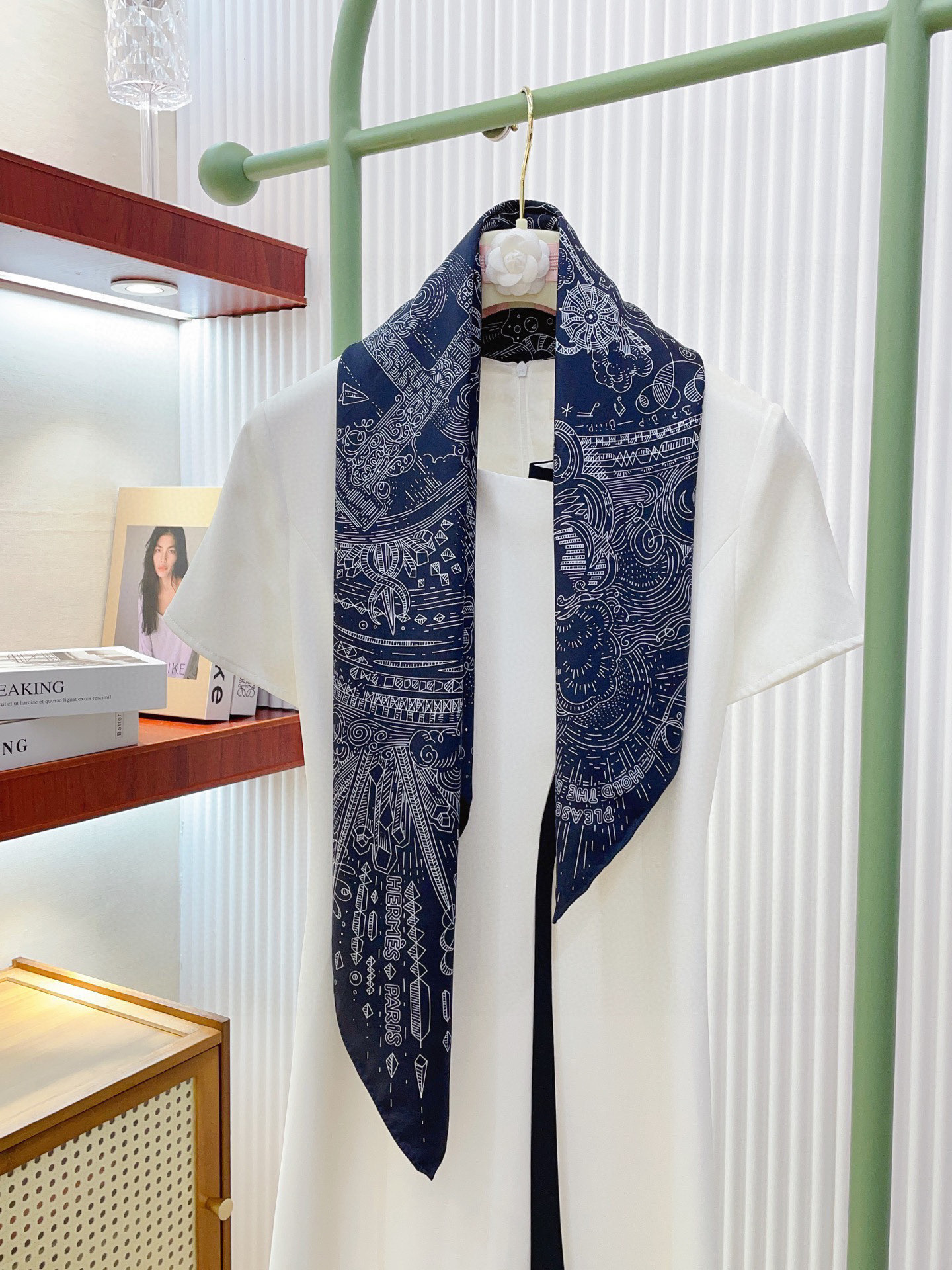 ✨✨【18姆米 双面同色】H**S真丝新款🆕👏👏买了都说好看‼️推荐💕【正在接通中 90】真丝方巾，顶级