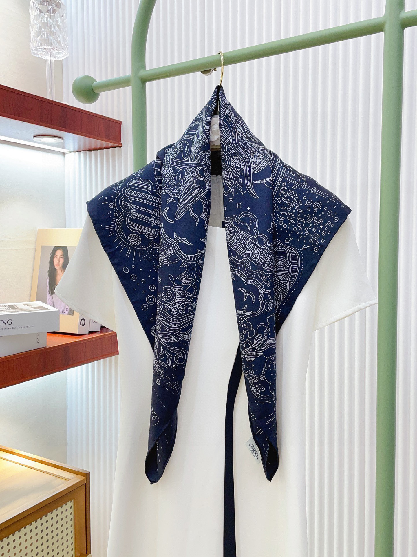 ✨✨【18姆米 双面同色】H**S真丝新款🆕👏👏买了都说好看‼️推荐💕【正在接通中 90】真丝方巾，顶级