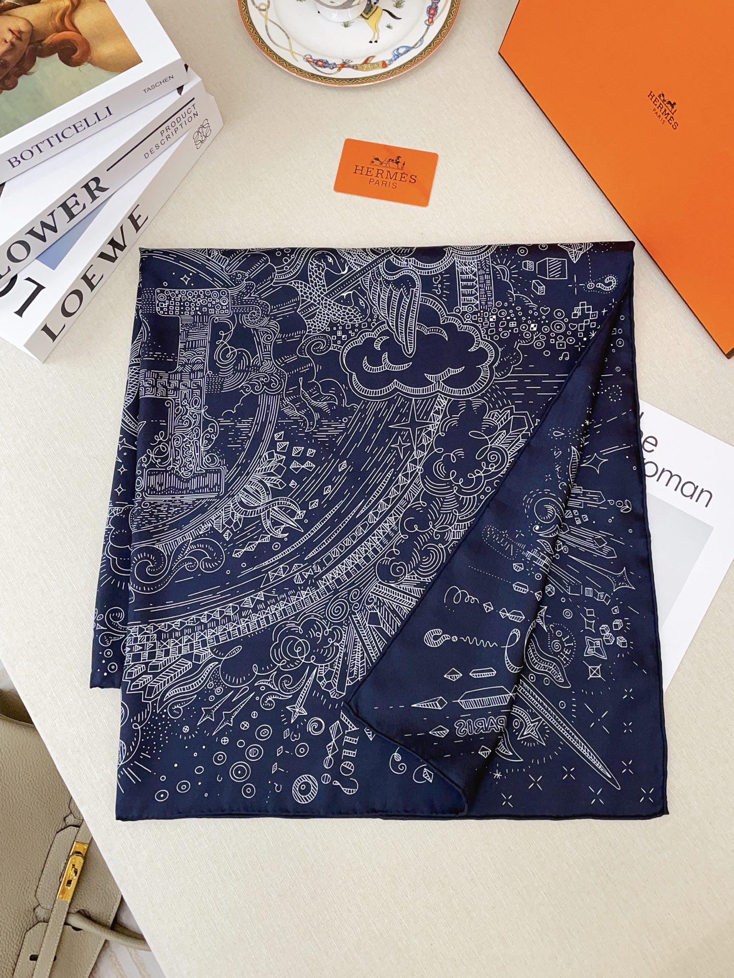 ✨✨【18姆米 双面同色】H**S真丝新款🆕👏👏买了都说好看‼️推荐💕【正在接通中 90】真丝方巾，顶级