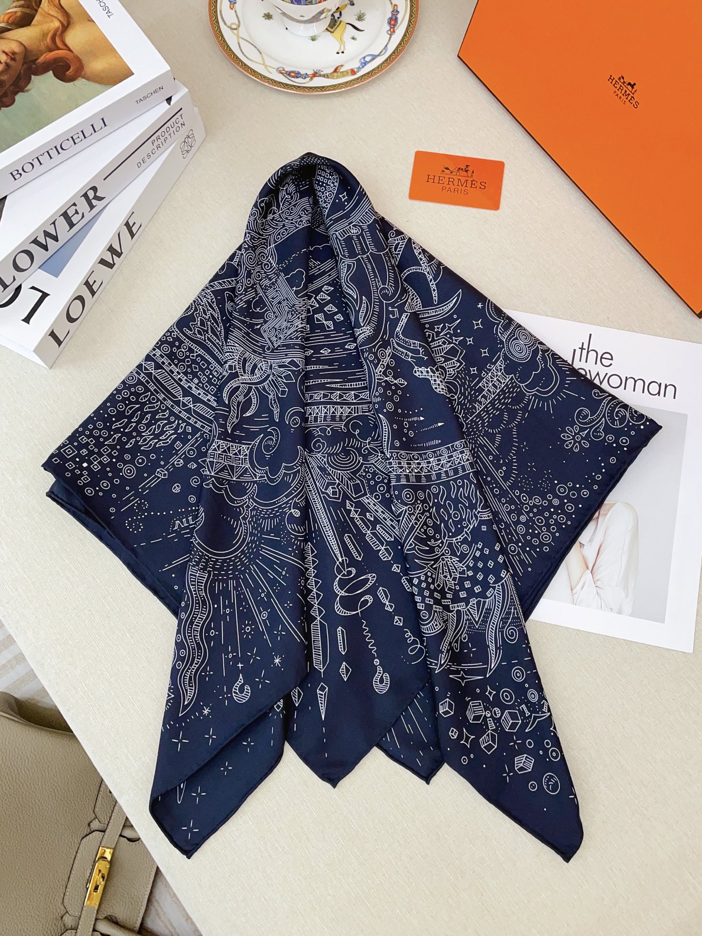 ✨✨【18姆米 双面同色】H**S真丝新款🆕👏👏买了都说好看‼️推荐💕【正在接通中 90】真丝方巾，顶级