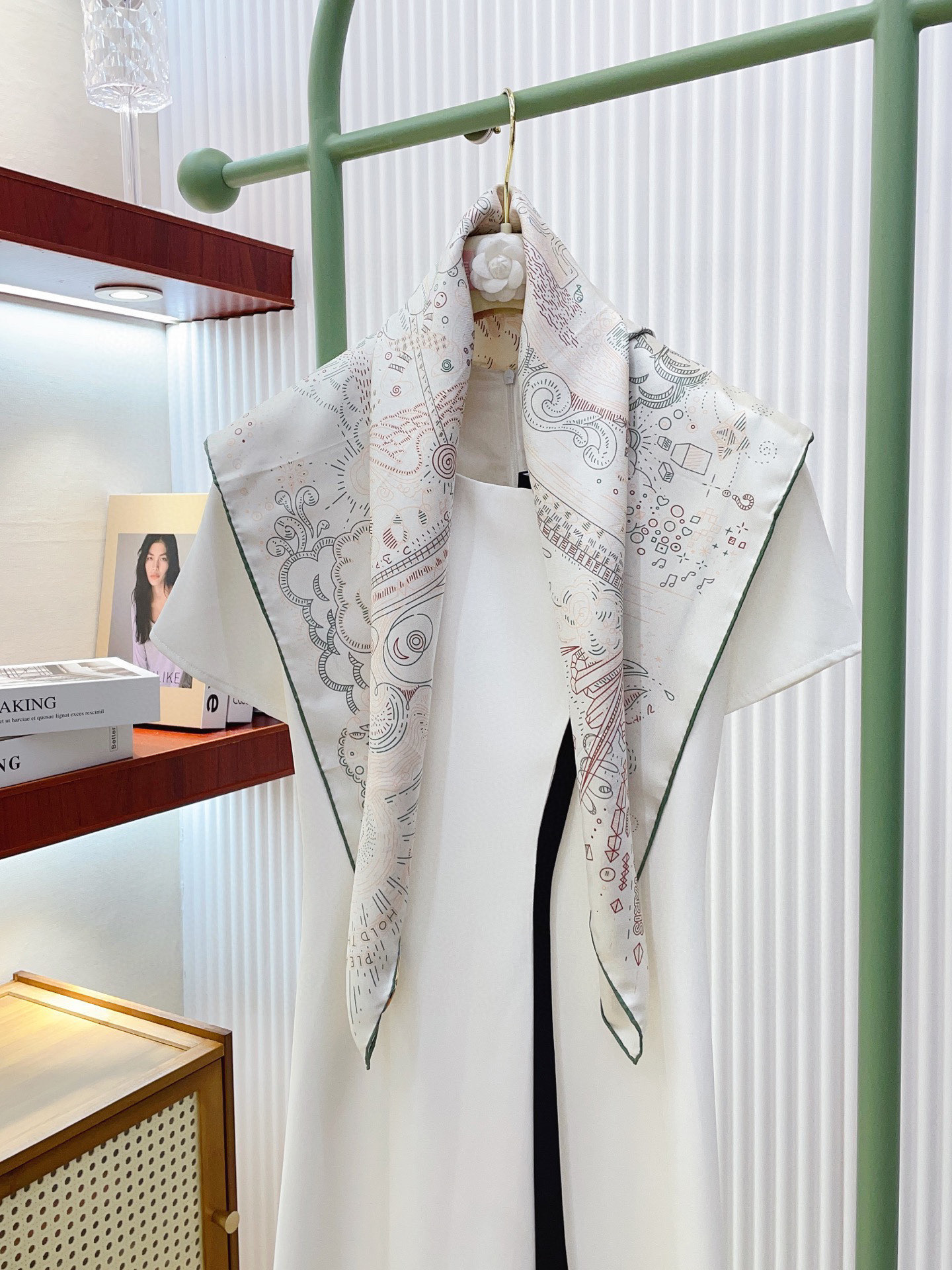 ✨✨【18姆米 双面同色】H**S真丝新款🆕👏👏买了都说好看‼️推荐💕【正在接通中 90】真丝方巾，顶级