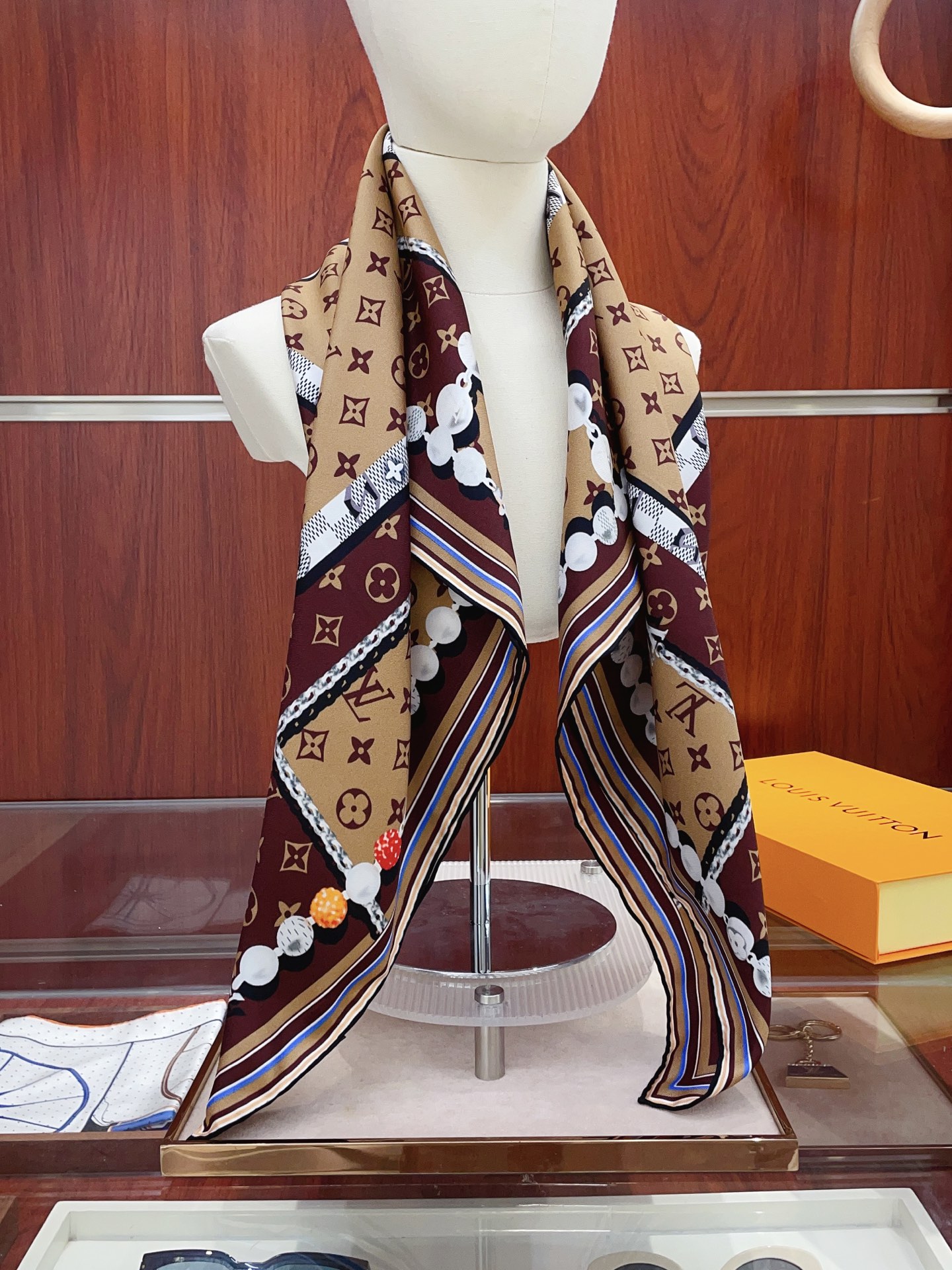 NO:338793,[18 Mmi Double-sided and same color] The upper body effect is crazy. I like the counter. The latest model is just launched on the shelves. L* is very interesting. This kind of element of L has always been the aura of a high-end woman. The combination of fashion and femininity is just right. This combination is really fashionable. Elegant and feminine are very suitable for daily matching. The shiny and curly edges are made very well, and customized fabrics give the scarf a lot easier to shape. A very heavy and luxurious design, but the upper body looks unique and noble temperament!  Simple base with this scarf, simple matching gives people a very comfortable and tasteful brand feel... Recommended 90*90cm top twill silk square scarf, high-version scarf, real silk19860909【18姆米 双面同色】上身效果疯狂的喜欢专柜也是刚刚上架的,L*最最新款~非常有看头,L的这类元素一直是高级女人的气场感,时髦和女人味融合的刚刚好这样的搭配真的是好时髦,优雅女人味非常适合日搭的配色手感,光泽感,卷边都做的非常好,定制级面料.赋予了围巾更非常容易造型.非常重磅奢华的设计,上身却别样衬得人高贵气质！简单的打底配此款围巾,简单的搭配却给人非常舒适有品味的大牌感…推荐90*90cm顶级斜纹真丝方巾高版本围巾,高版本围巾,real silk,scarf