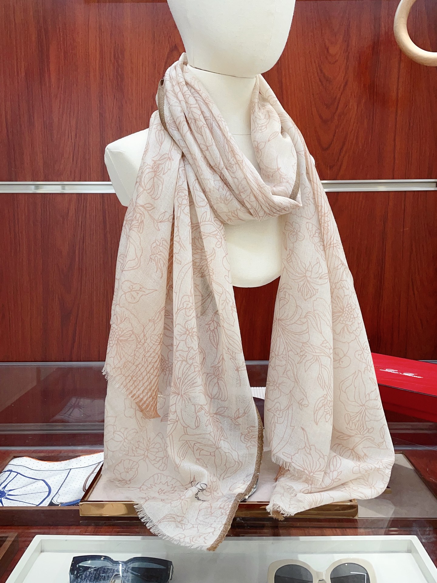 NO:341952,[LP Flower Strip Scarf] High-end products are presented with a heavyweight, unprecedented, pure cashmere, which feels so good that it is definitely another slow-handed one. The craftsmanship uses imported 300 pure plaid cashmere sequins embellishment, which is very classy, ​​low-key and small luxury. Size 200*100cm Imported pure cashmere high-version scarf, high-version scarf, loro piana19860909【LP花朵条边长巾】高尖端产物重磅呈现 ,绝无仅有 史无前例 纯山羊绒 手感好到爆绝对又是一款手慢无 工艺上采用的是进口300支纯格纹羊绒亮片点缀,非常显档次,低调中带着小奢华.尺寸200*100cm 进口纯羊绒高版本围巾,高版本围巾,loro piana,scarf