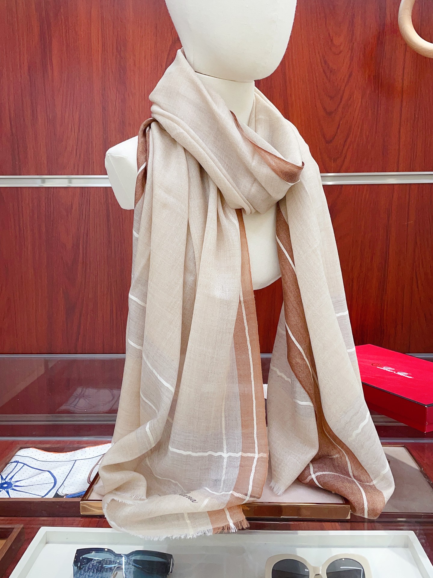 NO:341893,[LP plaid striped edge scarf] High-end products are presented with great weight, unprecedented, pure cashmere, which feels so good that it is definitely another slow-handed one. The process uses imported 300 pure plaid cashmere sequins embellishment, which is very classy, ​​low-key and small luxury. Size 200*100cm Imported pure cashmere high-version scarf, high-version scarf, loro piana19860909【LP格纹条边长巾】高尖端产物重磅呈现 ,绝无仅有 史无前例 纯山羊绒 手感好到爆绝对又是一款手慢无 工艺上采用的是进口300支纯格纹羊绒亮片点缀,非常显档次,低调中带着小奢华.尺寸200*100cm 进口纯羊绒高版本围巾,高版本围巾,loro piana,scarf