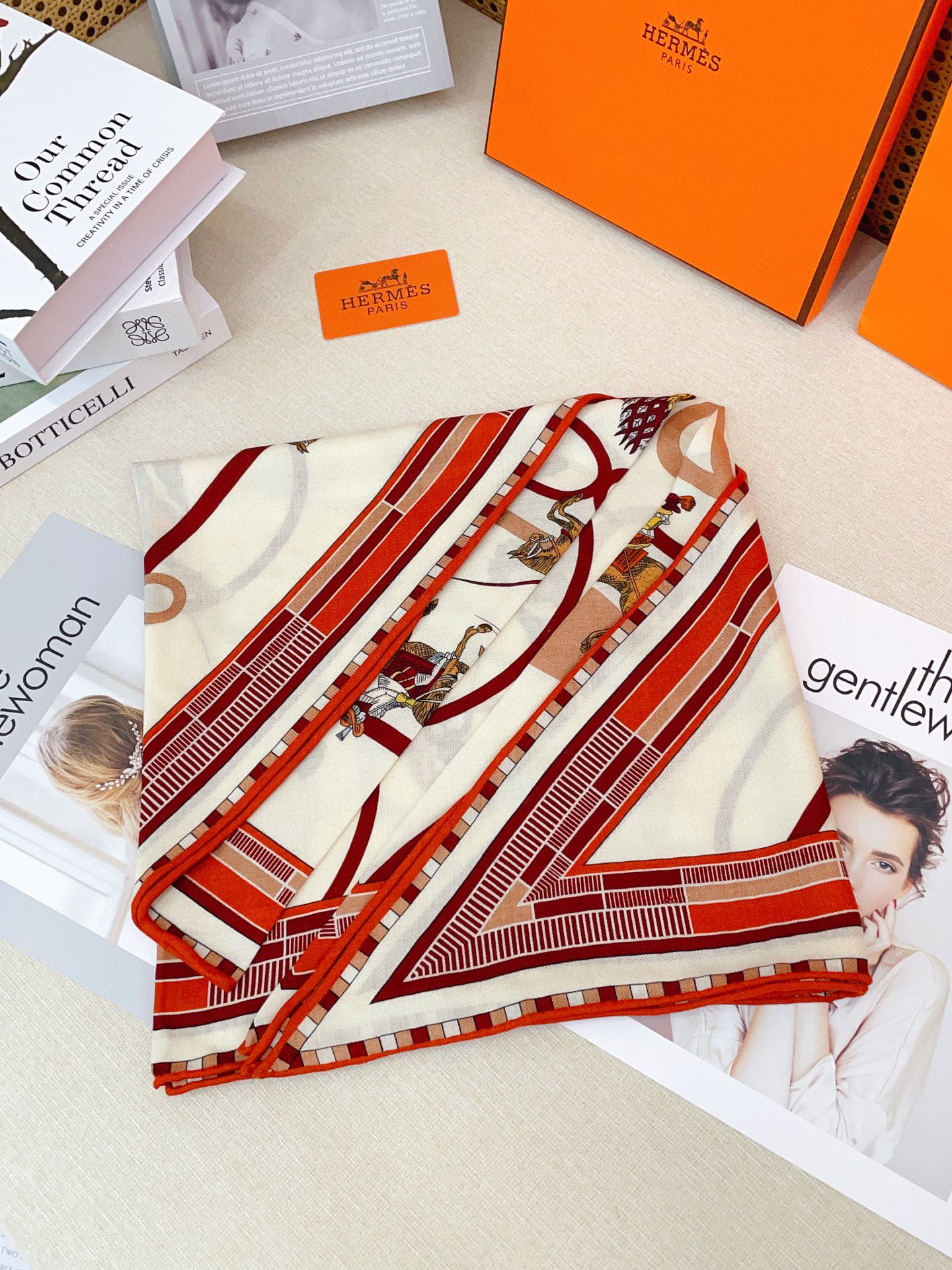 ✨✨【加厚丝毛款 双面同色】上新💏顶级H家专柜最新款【回转布与蛇型前进 大三角巾】多功能三角巾 🎀🎀，色