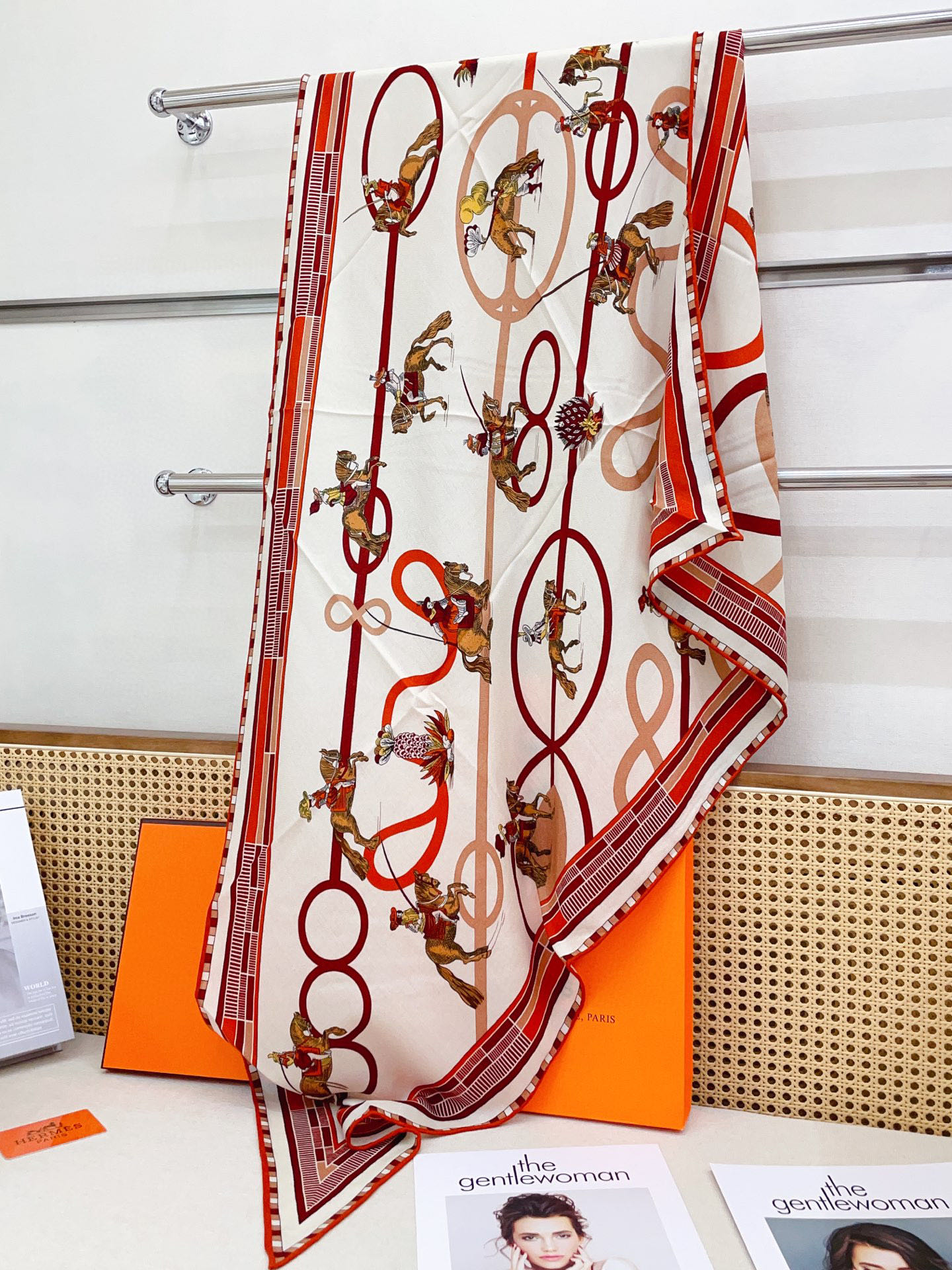 ✨✨【加厚丝毛款 双面同色】上新💏顶级H家专柜最新款【回转布与蛇型前进 大三角巾】多功能三角巾 🎀🎀，色