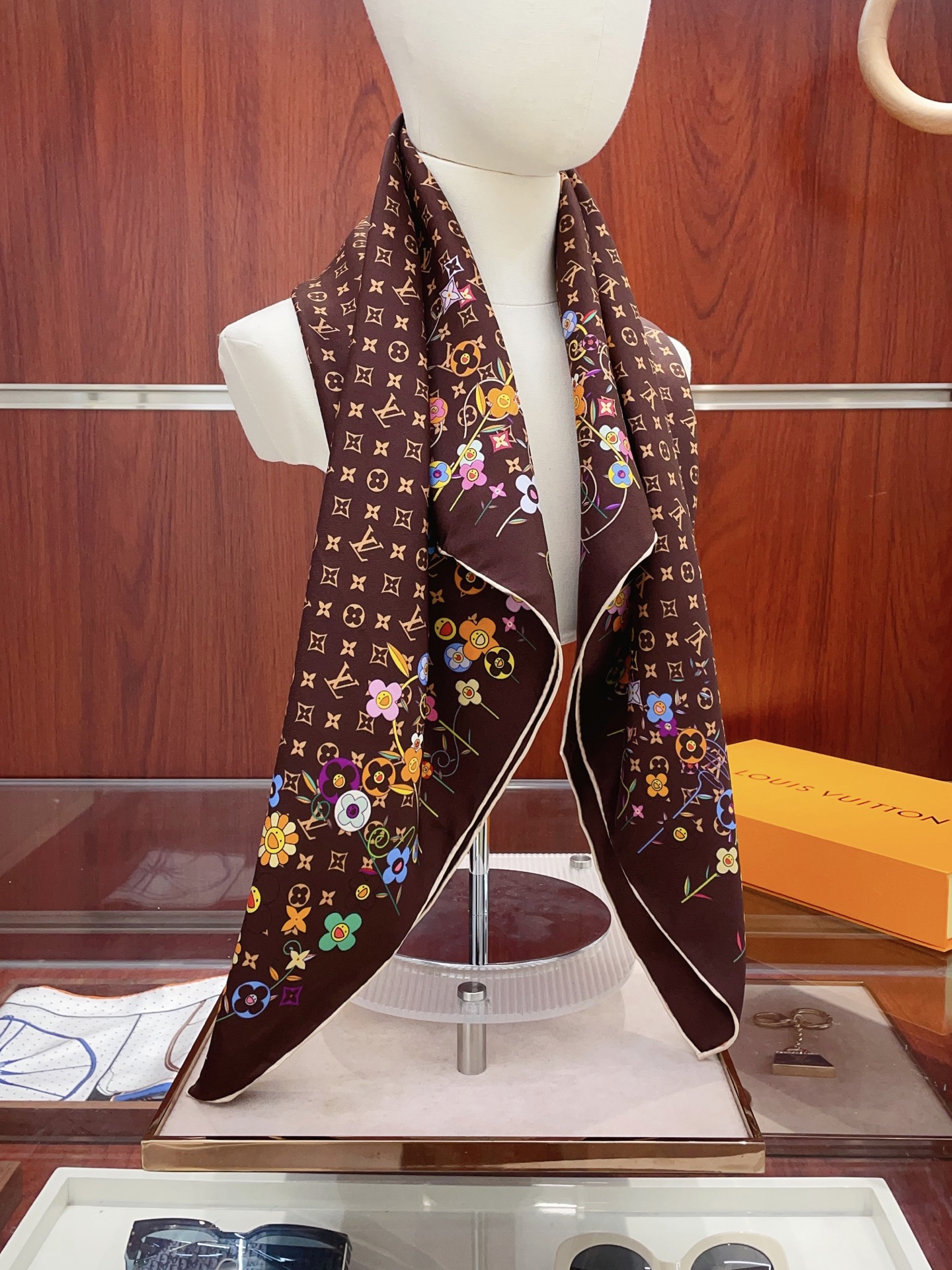 NO:341379,[18 Mmi Double-sided and same color] The upper body effect is crazy. I like the counter. It is also just launched on the shelves. L*’s latest style~ It’s very eye-catching. This kind of element of L has always been the aura of a high-end woman. The combination of fashion and femininity is just right. This combination is really fashionable. Elegant and feminine are very suitable for daily matching. The touch is made of gloss and curly edges. Custom-grade fabrics give the scarf more easy to shape. A very heavy and luxurious design, but the upper body looks unique and noble temperament!  Simple base with this scarf, simple matching gives people a very comfortable and tasteful brand feel... Recommended 90*90cm top twill silk square scarf, high-version scarf, real silk19860909【18姆米 双面同色】上身效果疯狂的喜欢专柜也是刚刚上架的,L*最最新款~非常有看头,L的这类元素一直是高级女人的气场感,时髦和女人味融合的刚刚好这样的搭配真的是好时髦,优雅女人味非常适合日搭的配色手感,光泽感,卷边都做的非常好,定制级面料.赋予了围巾更非常容易造型.非常重磅奢华的设计,上身却别样衬得人高贵气质！简单的打底配此款围巾,简单的搭配却给人非常舒适有品味的大牌感…推荐90*90cm顶级斜纹真丝方巾高版本围巾,高版本围巾,real silk,scarf