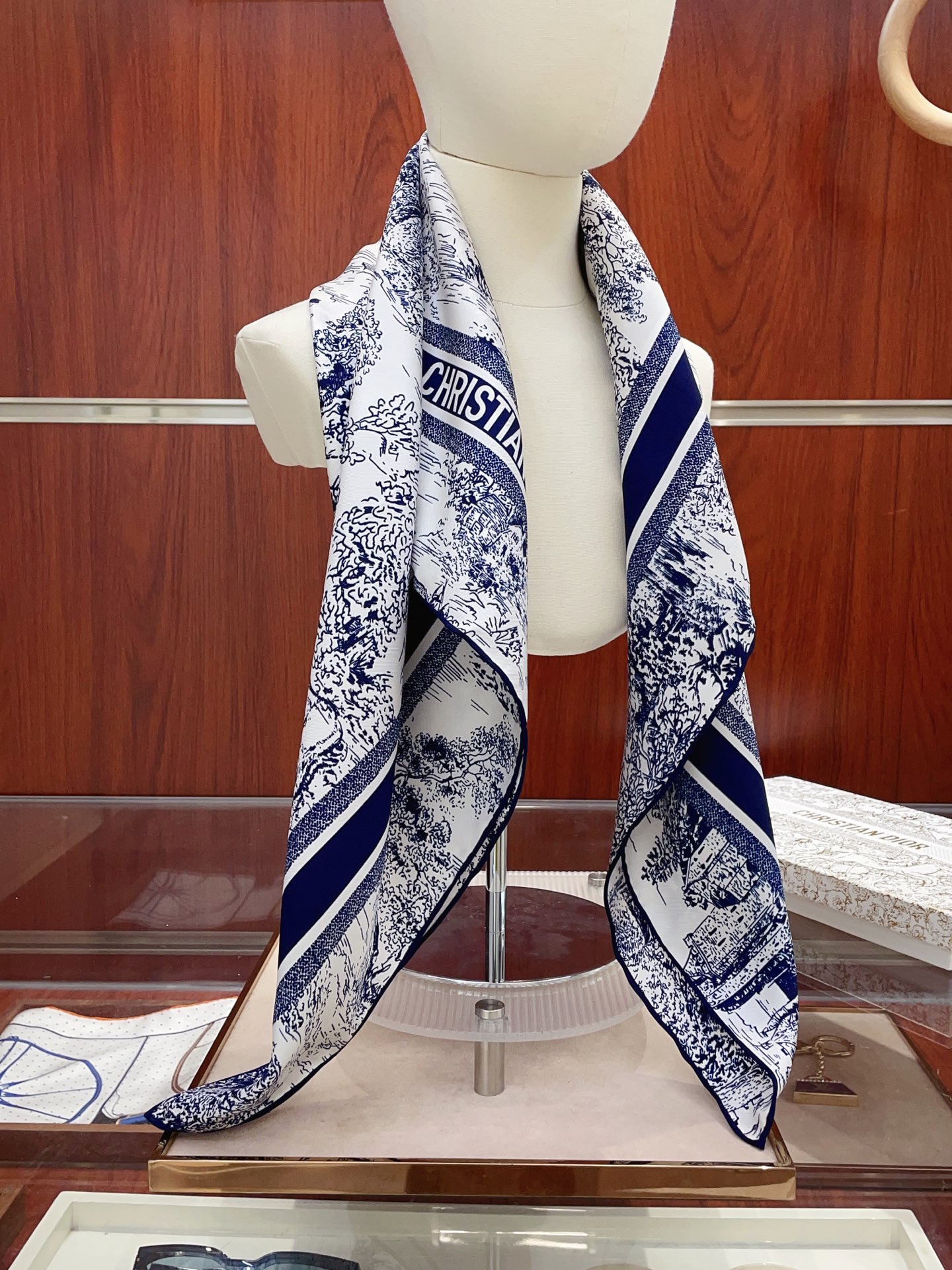 NO:341115,[18 Mmi Double-sided same color] High-end feel CD [Wild Castle 90] High-end fashionable style color matching is very exquisite, with ingenious patterns, and the upper body is simply amazing. It can be matched with a very young outfit. It is enough to make any mediocre outfit amazing, with rich matching functions and soft. The feel, luster and curled edges are made very well, and customized fabrics give the scarf a lot easier to shape. Simple matching gives people a very comfortable and tasteful big brand feel... Recommended 90*90cm top twill silk square scarf, high-end scarf, real silk19860909【18姆米 双面同色】高级感爆棚CD【荒野城堡90】高级时髦风配色非常考究,图案匠心,上身简直美得太惊艳了融入日常的单品,可以搭配很年轻的穿搭方式.它足以让任何一件平庸的服装变得惊艳无比,有着丰富搭配功能柔软.手感,光泽感,卷边都做的非常好,定制级面料.赋予了围巾更非常容易造型.简单的搭配却给人非常舒适有品味的大牌感…推荐90*90cm顶级斜纹真丝方巾高版本围巾,高版本围巾,real silk,scarf